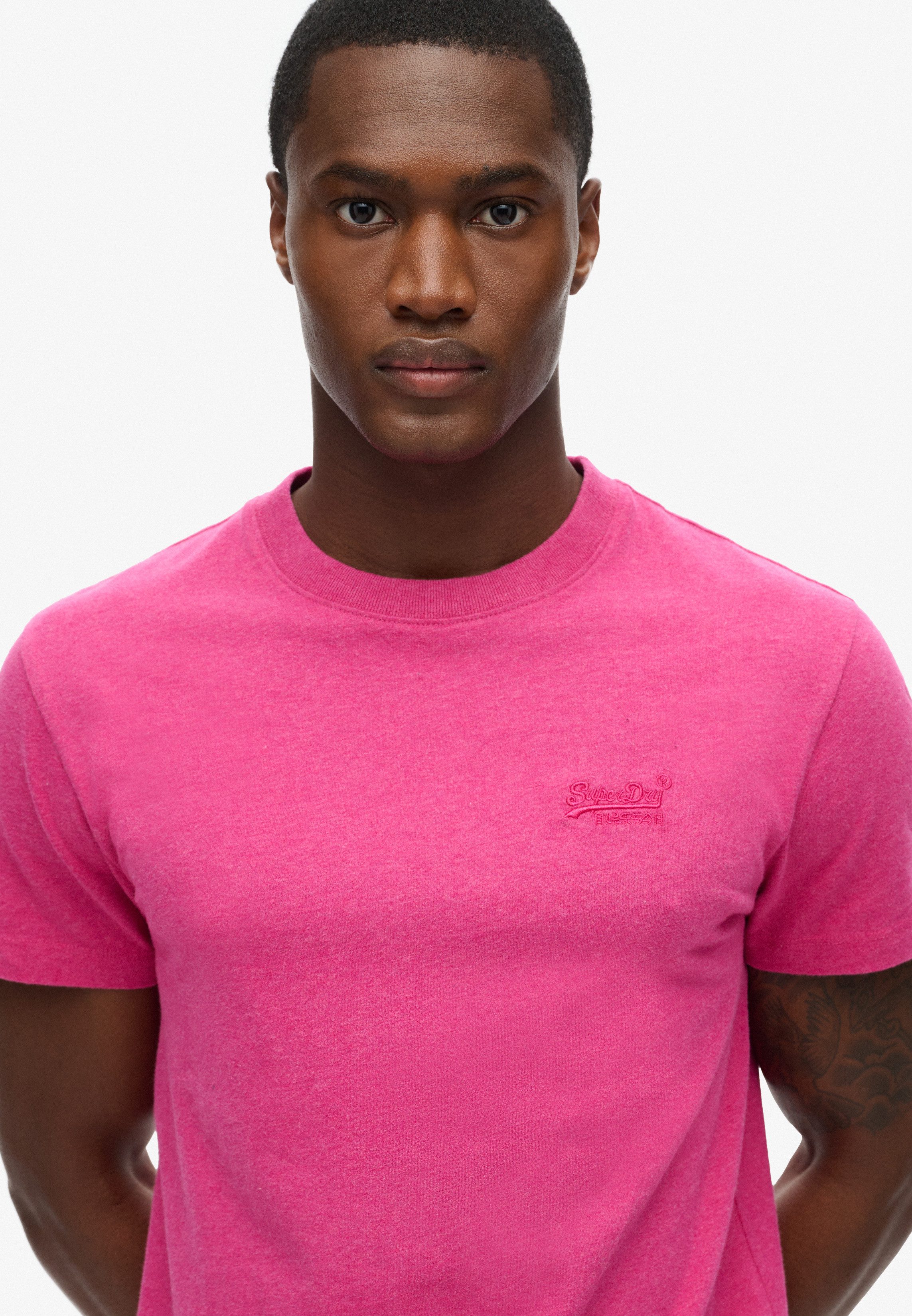 Superdry Rundhalsshirt ESSENTIAL LOGO EMB TEE aus Baumwolle und Single Jersey, Slim Fit, Kurzarm, hüftlang