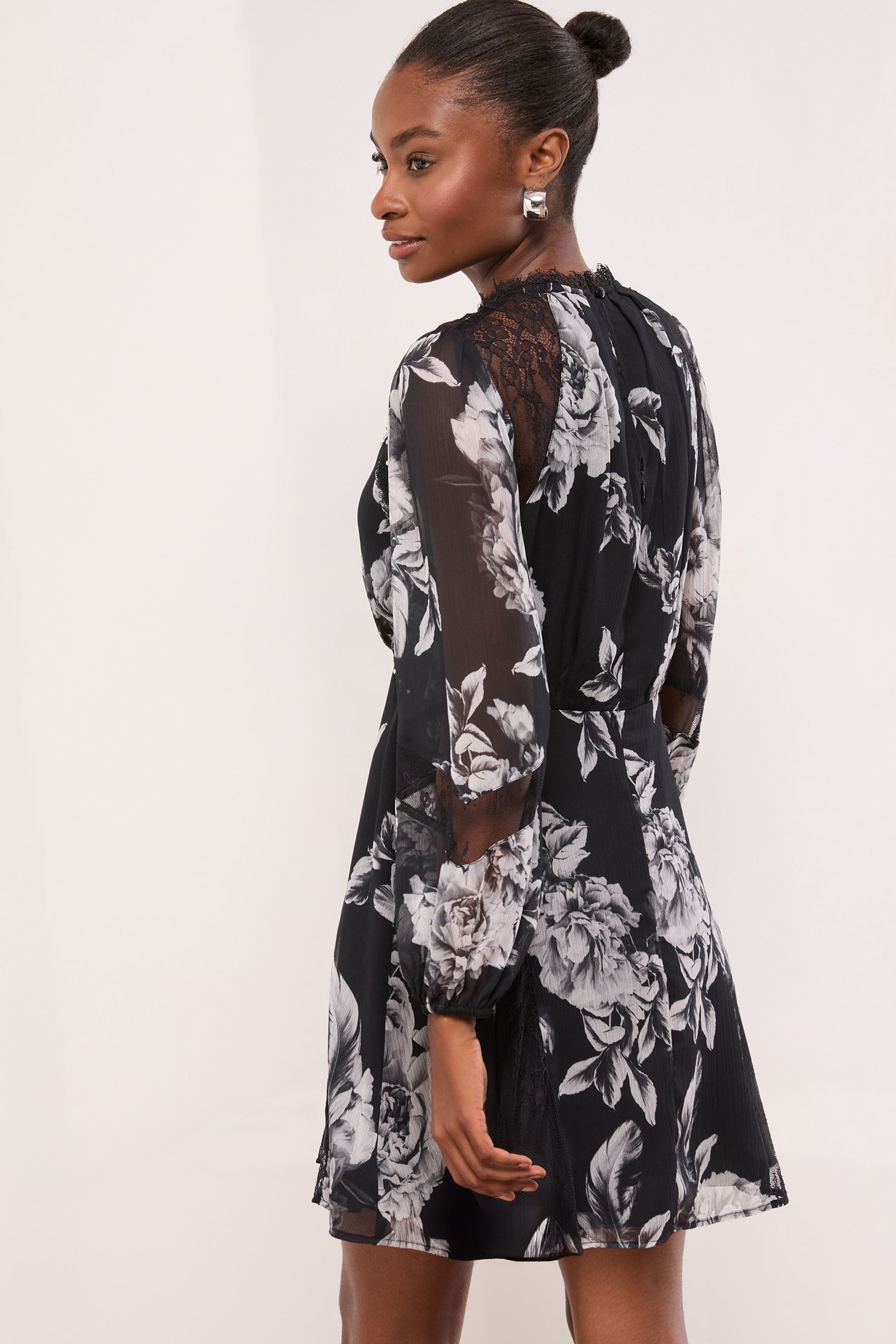 LIPSY Minikleid Lipsy tailliertes Langarm-Minikleid, Petite (1-tlg)