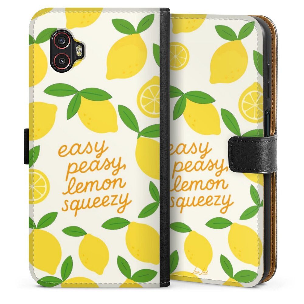 DeinDesign Handyhülle Zitrone Spruch Statement Easy Peasy Lemon Queezy, Samsung Galaxy XCover 6 Pro Hülle Flip Case Klapphülle