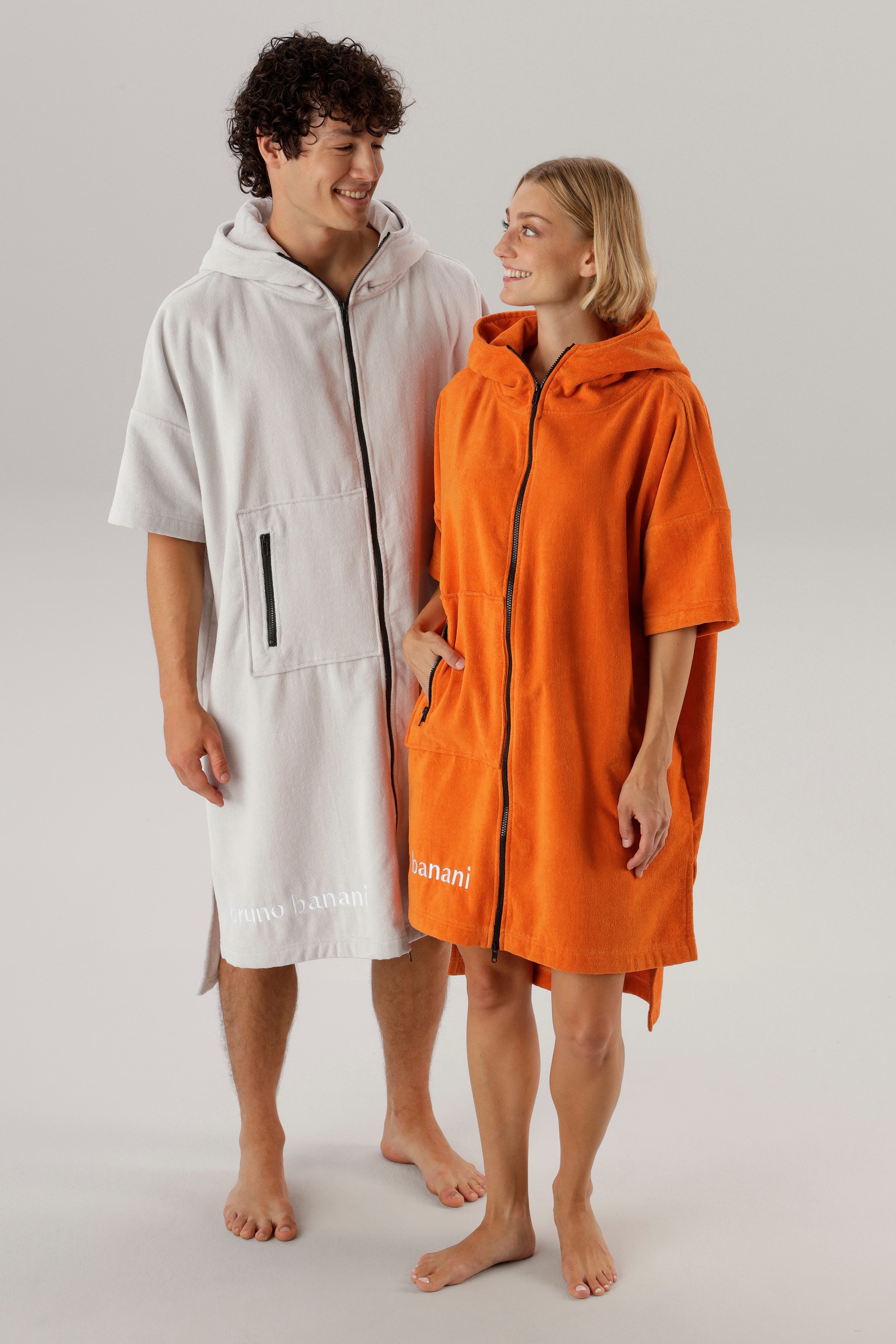 Bruno Banani Badeponcho Daniel, ideal für Sauna, Spa & im Urlaub, Damen & Herren, Midilänge, Frottier, Kapuze, 2-Wege Reißverschluss, Surfponcho, 100% Baumwolle, Frottee, Strand, Sport