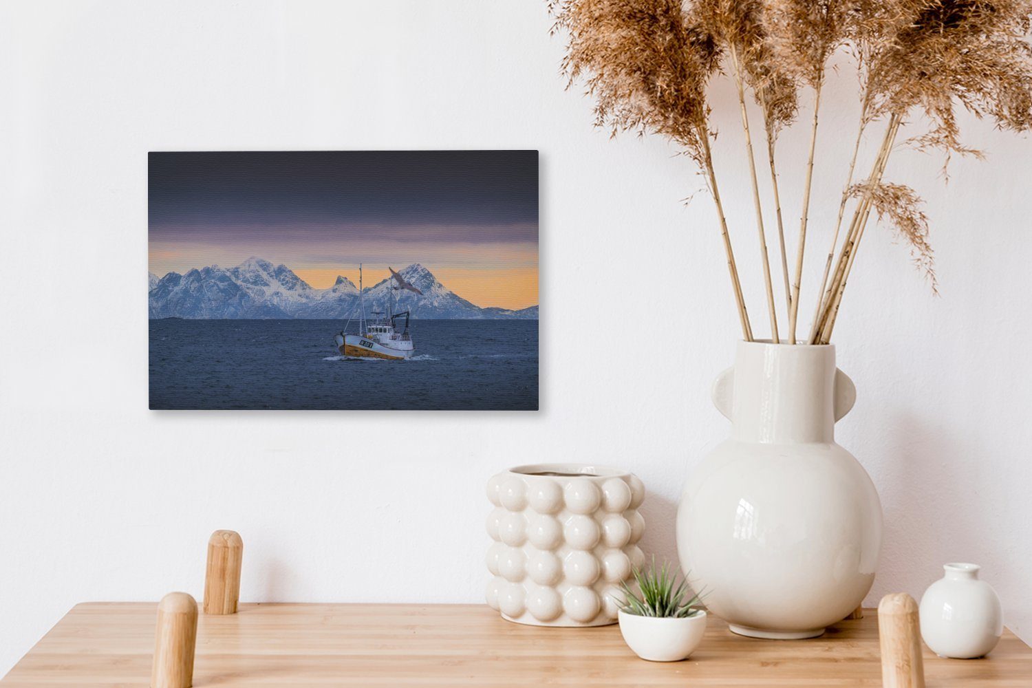 OneMillionCanvasses® Leinwandbild Ein St), Wandbild Leinwandbilder, mit cm 30x20 (1 Fischerboot Aufhängefertig, im Wanddeko, Hintergrund, Bergen