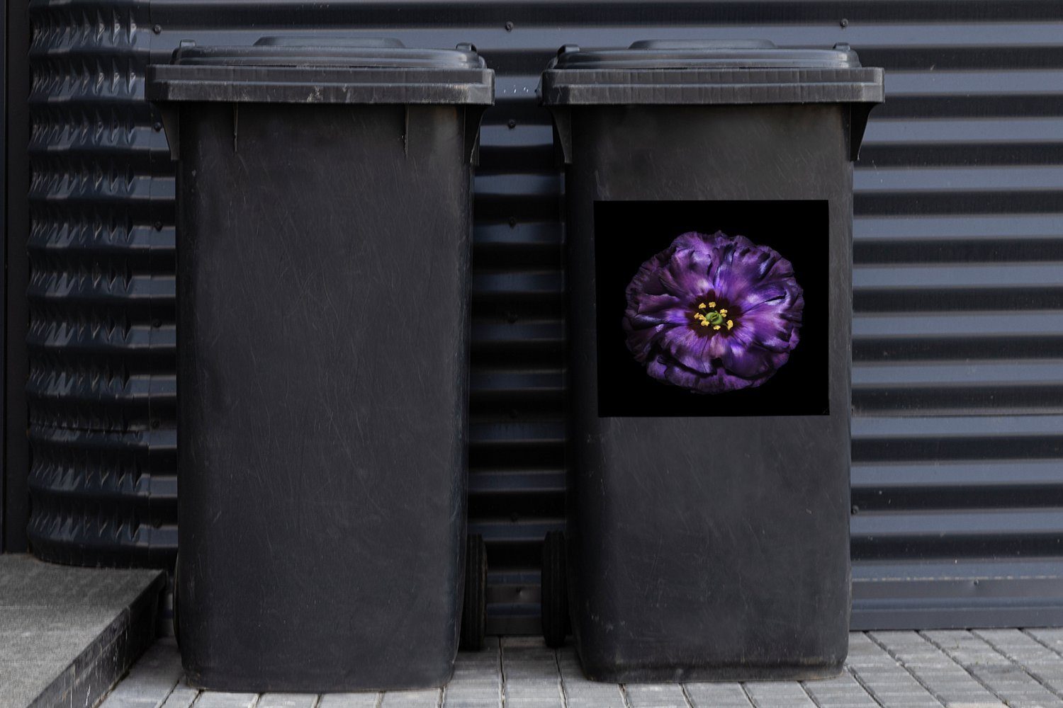 St), Hintergrund Blume Mülleimer-aufkleber, vor schwarzem Sticker, Abfalbehälter Eine abgebildet Container, (1 violette Mülltonne, MuchoWow Wandsticker