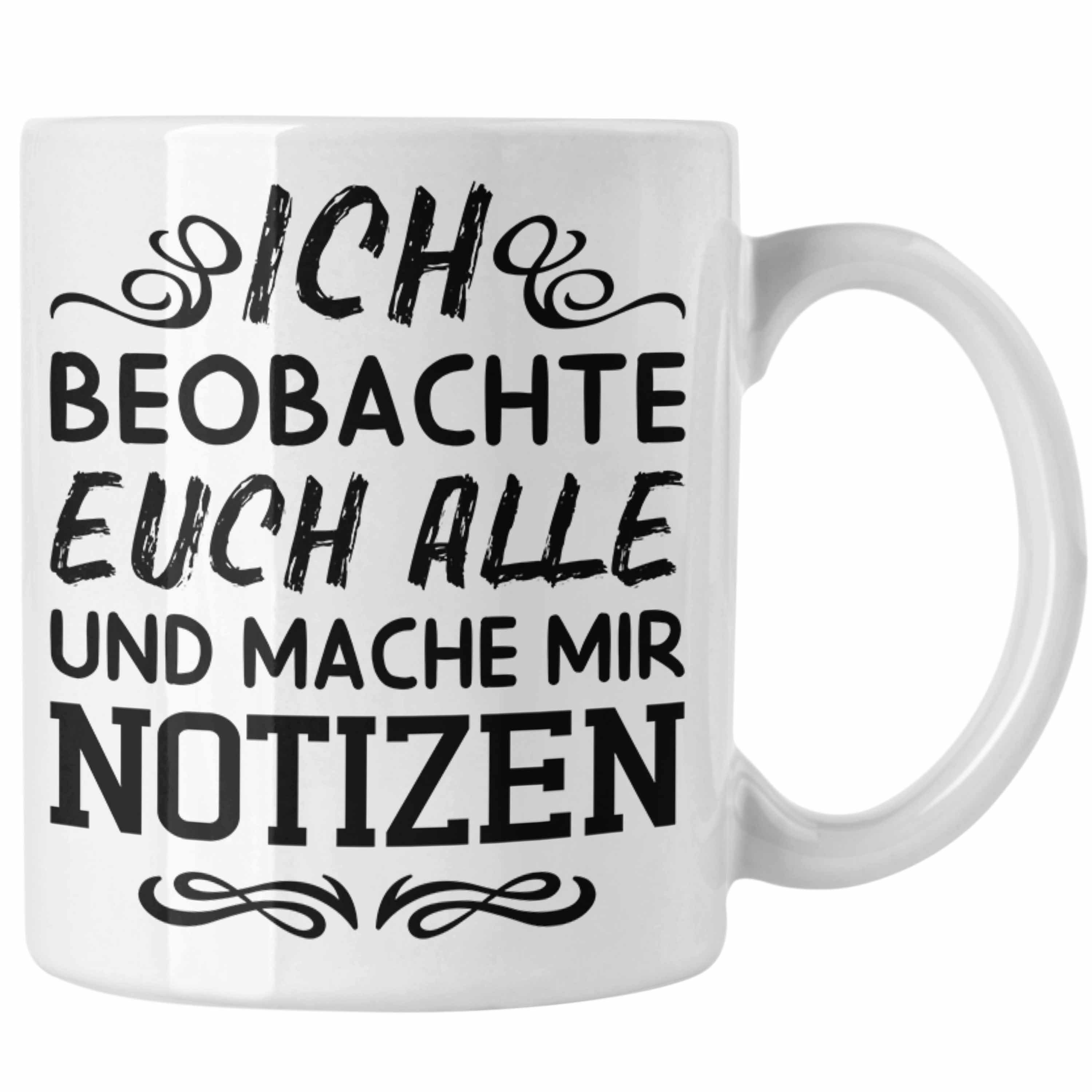 Trendation Tasse Trendation - Ich Beobachte Euch Alle Und Mache Mir Notizen Tasse Geschenk Arbeitskollegin Kollege Geschenkidee Kaffeetasse Weiss