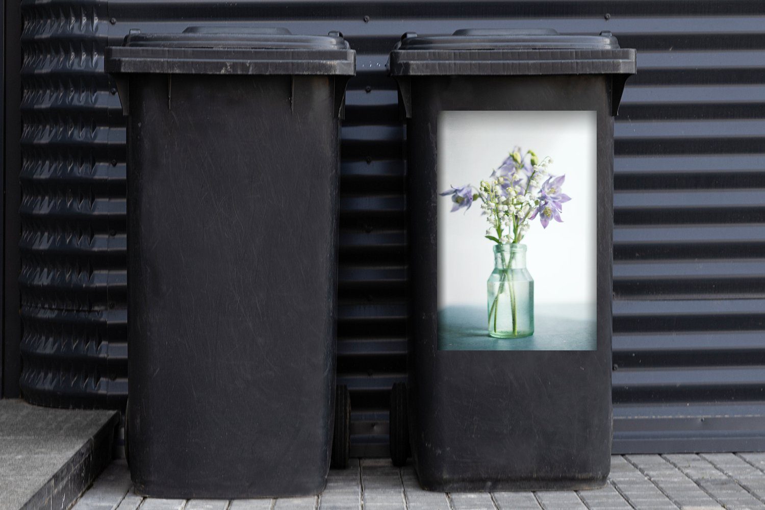 MuchoWow Wandsticker Mülltonne, Maiglöckchen Vase einer Container, in Ein St), Mülleimer-aufkleber, Sticker, violettfarbenes (1 Abfalbehälter