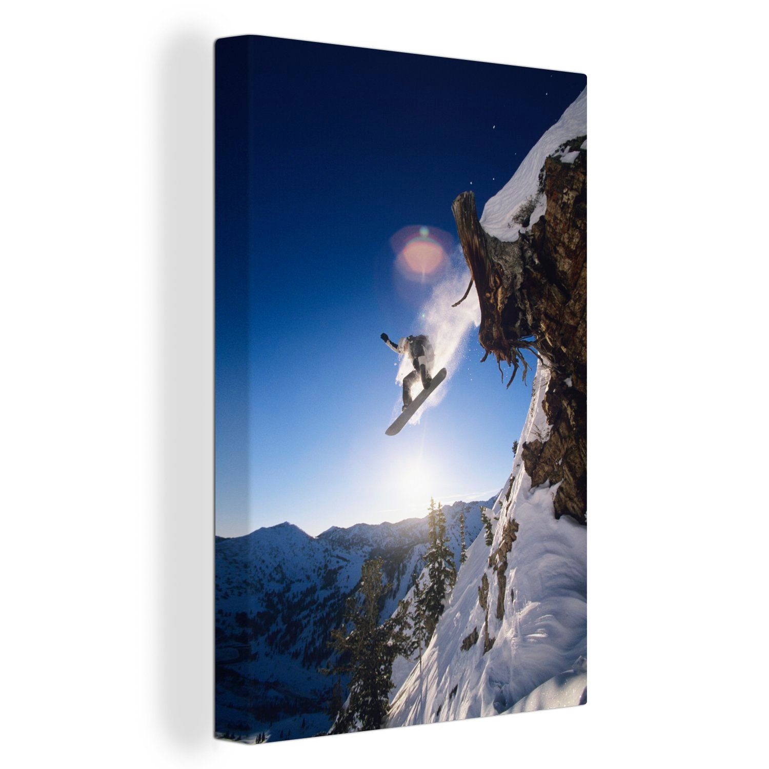OneMillionCanvasses® Leinwandbild Ein Snowboarder fährt über eine Felswand hoch in den Bergen, (1 St), Leinwandbild fertig bespannt inkl. Zackenaufhänger, Gemälde, 20x30 cm