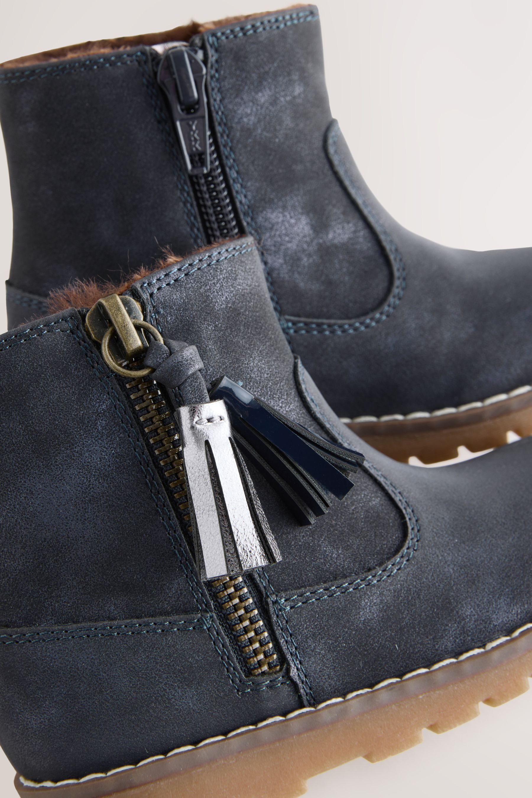 Next Chelseastiefel mit Quaste, weite Passform Stiefelette (1-tlg)