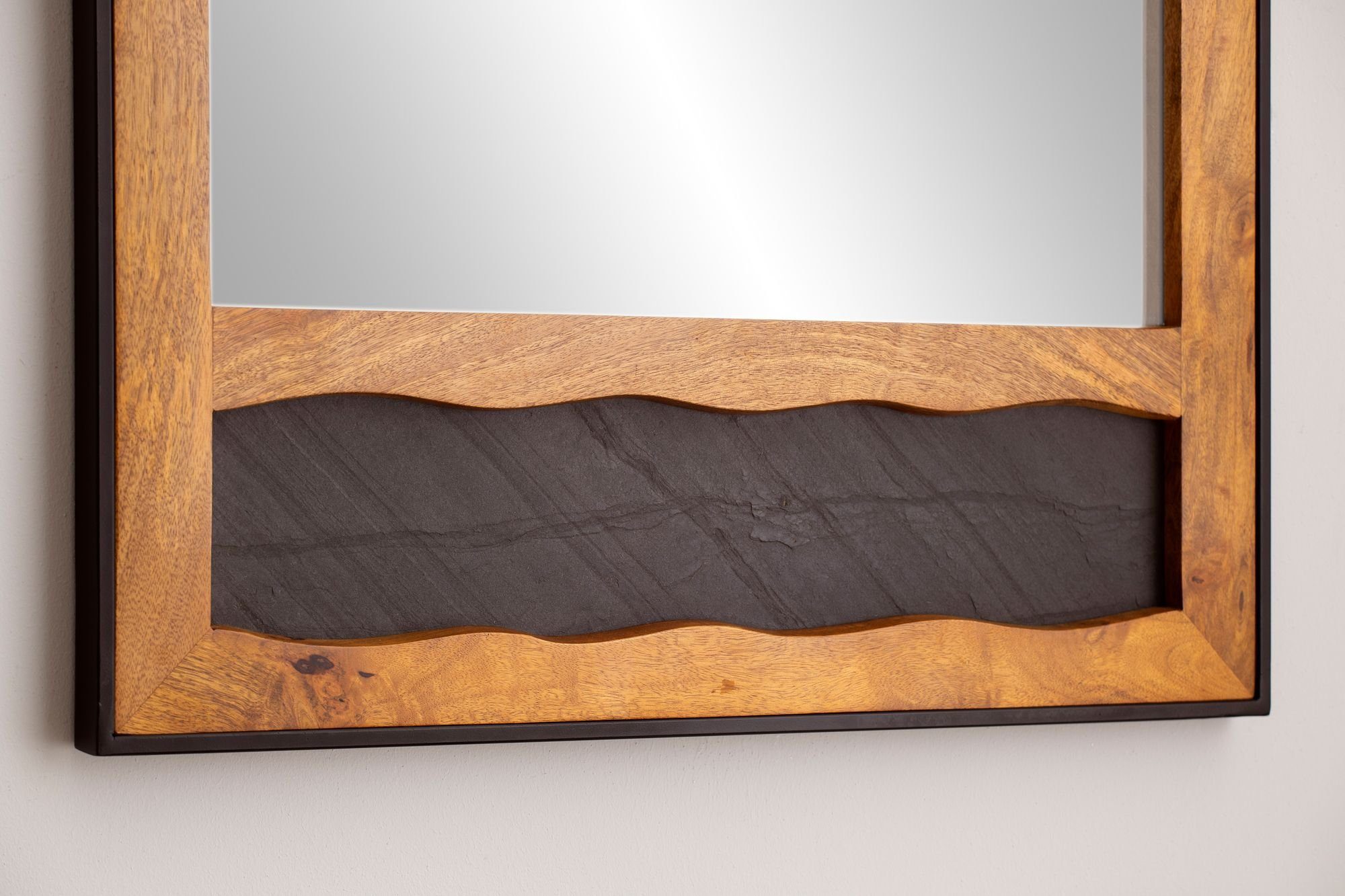 FINEBUY Wandspiegel (72x102x3 cm Mango Garderobenspiegel Wellenmuster), Modern Massivholz Groß, Hängespiegel mit