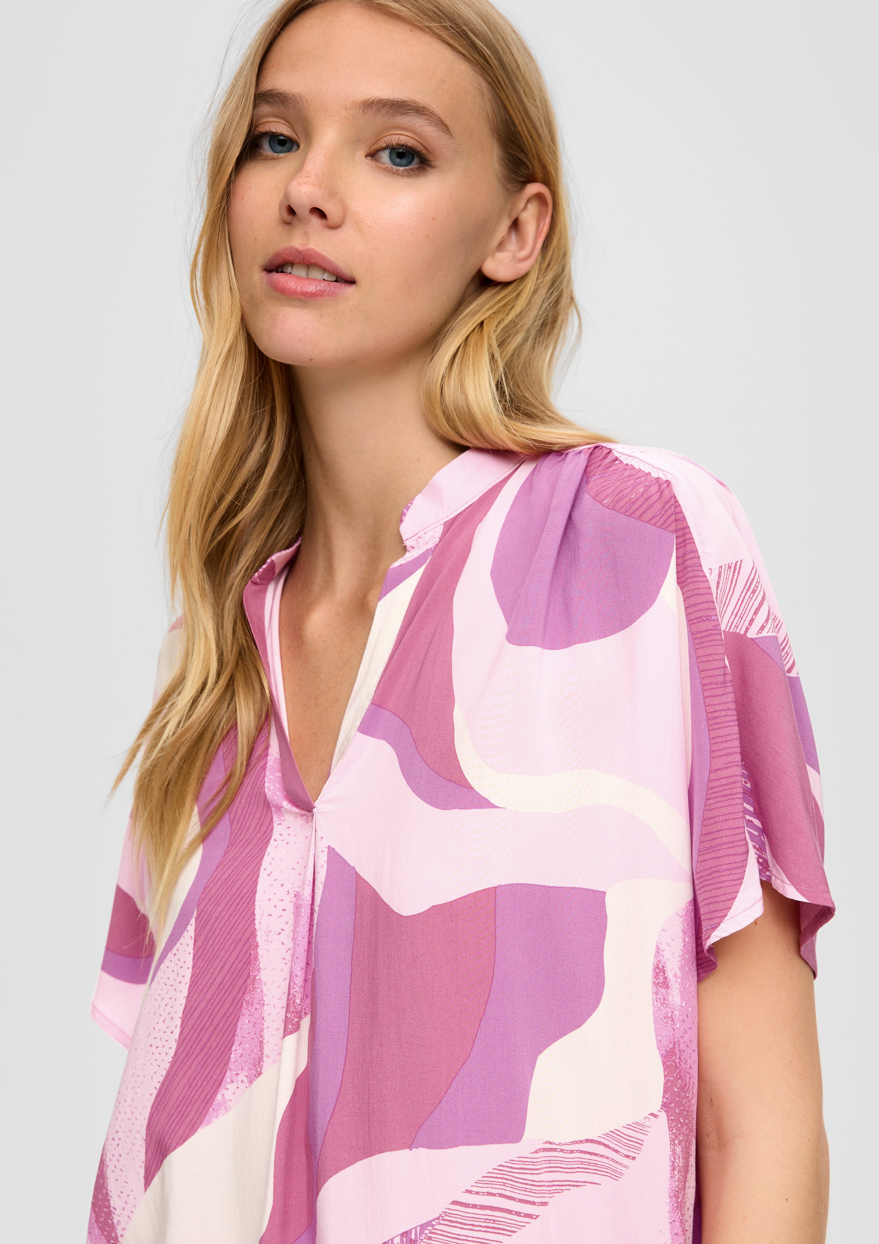 QS Kurzarmbluse Viskosebluse mit All-over-Print Raffung günstig online kaufen