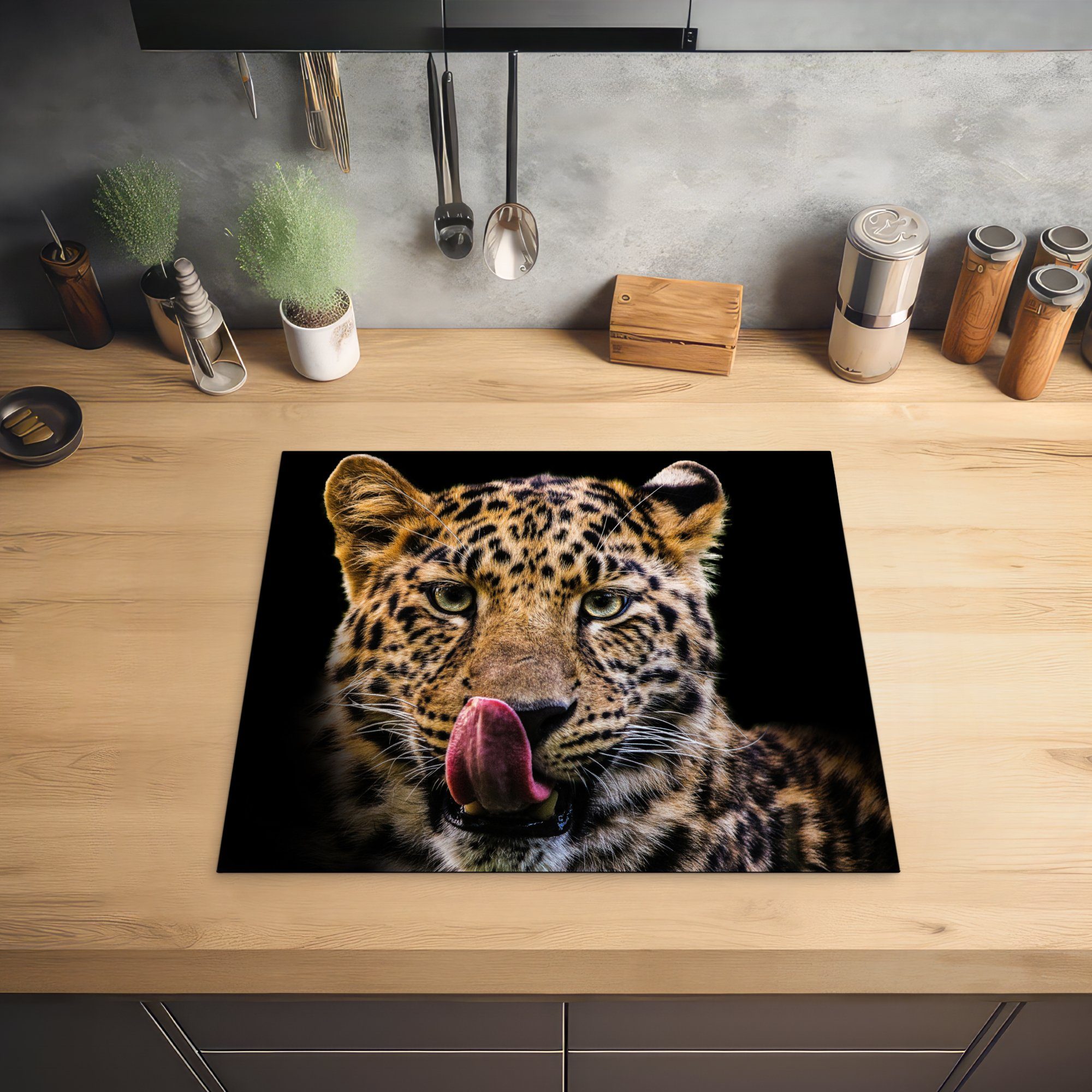 Induktionsmatte für Nahaufnahme, MuchoWow Leopard tlg), - Ceranfeldabdeckung küche, (1 die 59x52 Vinyl, cm, Herdblende-/Abdeckplatte - Schwarz