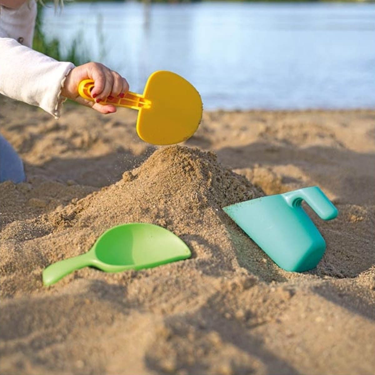 goki Kinder-Handschaufel Sandschaufeln, 3fach sortiert, (set, 3-tlg., 3 teilr), Qualitäts Spielzeug aus biobasiertem Kunststoff
