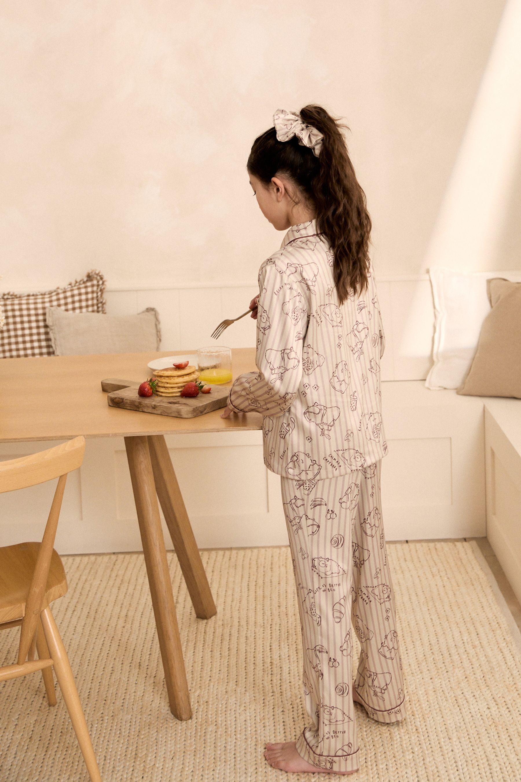 Next Pyjama Capybara Satinschlafanzug mit Knopfleiste (2 tlg) – Bild 2 von 5