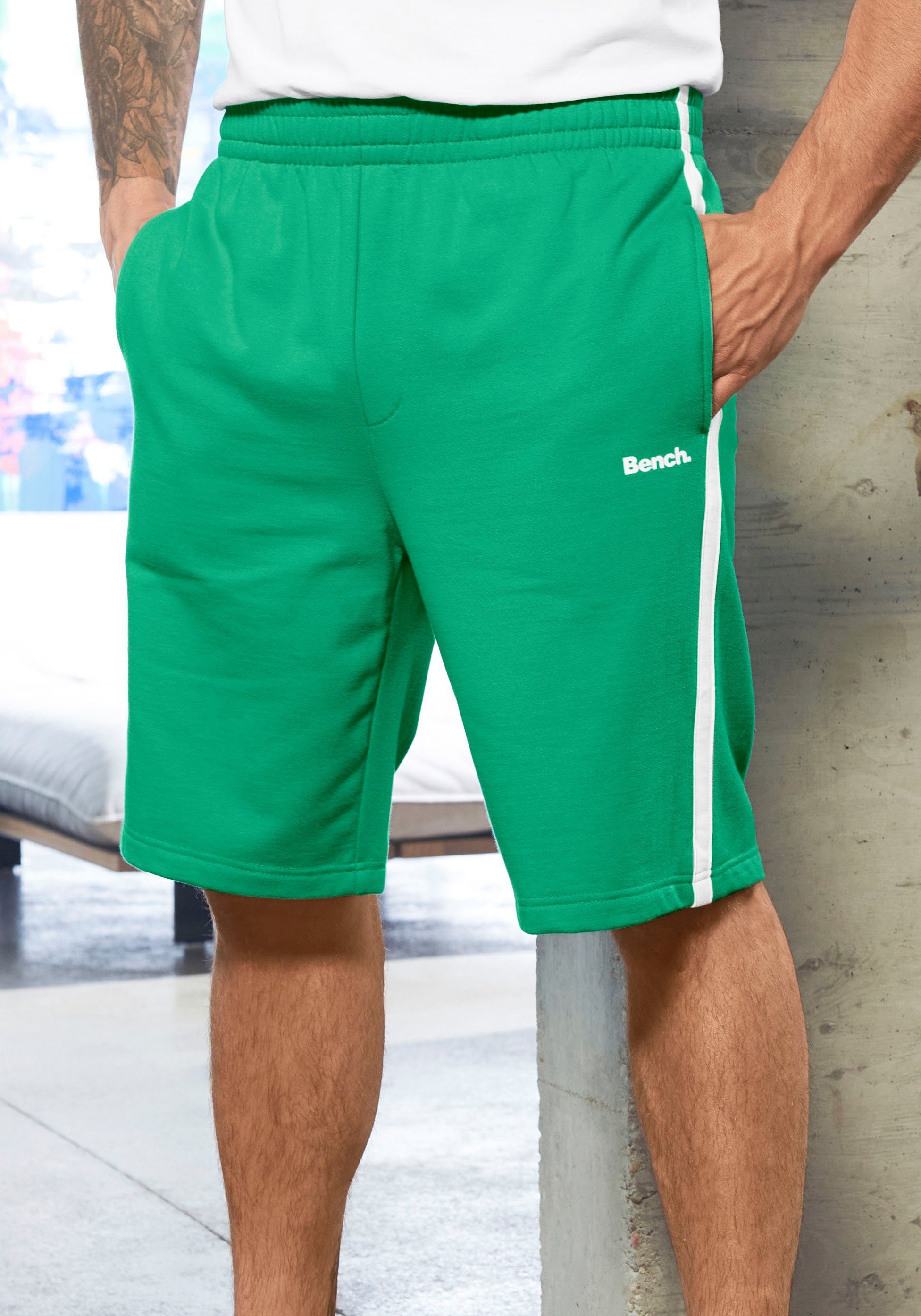 Bench. Loungewear Sweatshorts kurze Relaxshort, Jogginghose, weicher Sweat-Qualität