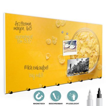 Primedeco Garderobenpaneel Magnetwand und Memoboard aus Glas Gelbe Cerealien