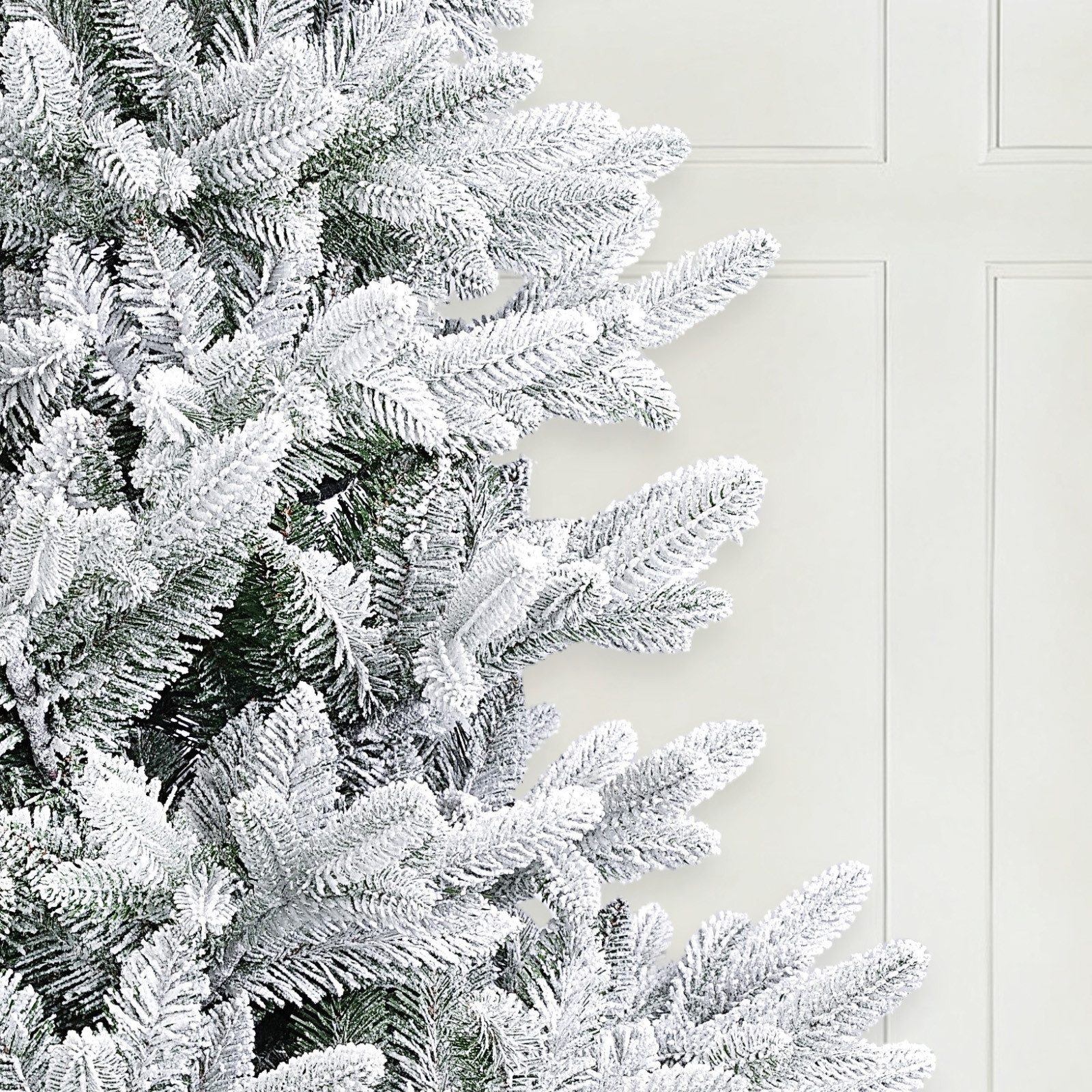 Salcar Künstlicher Weihnachtsbaum mit Schnee Tannenbaum Künstlich Christbaum mit Weiß Schneeflocken, 180 cm, Ø 123 cm, 573 PE- und 657 PVC-Zweige, insgesamt 123 – Bild 4 von 5