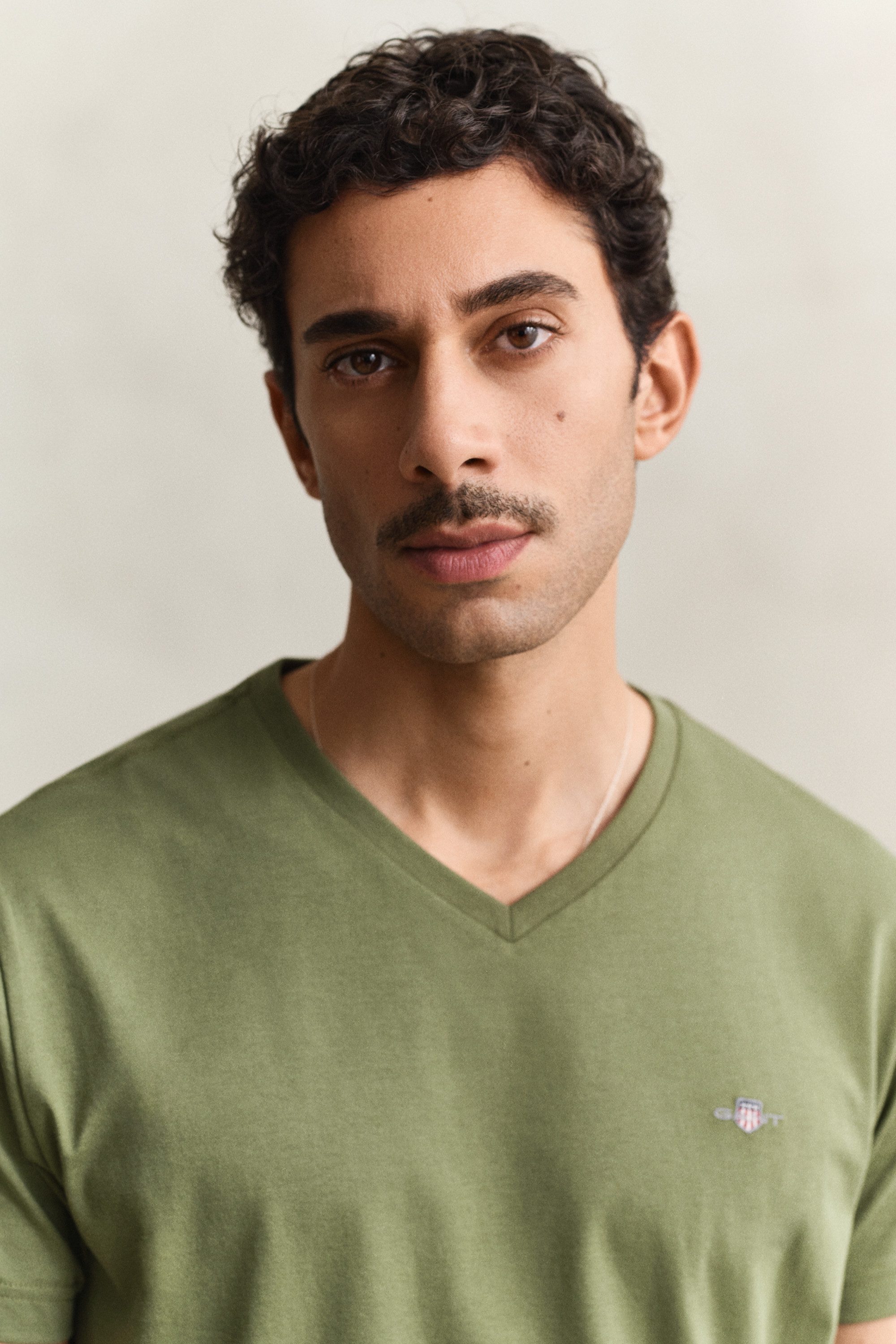 Gant T-Shirt SLIM SHIELD V-NECK T-SHIRT mit einer kleinen Logostickerei auf der Brust