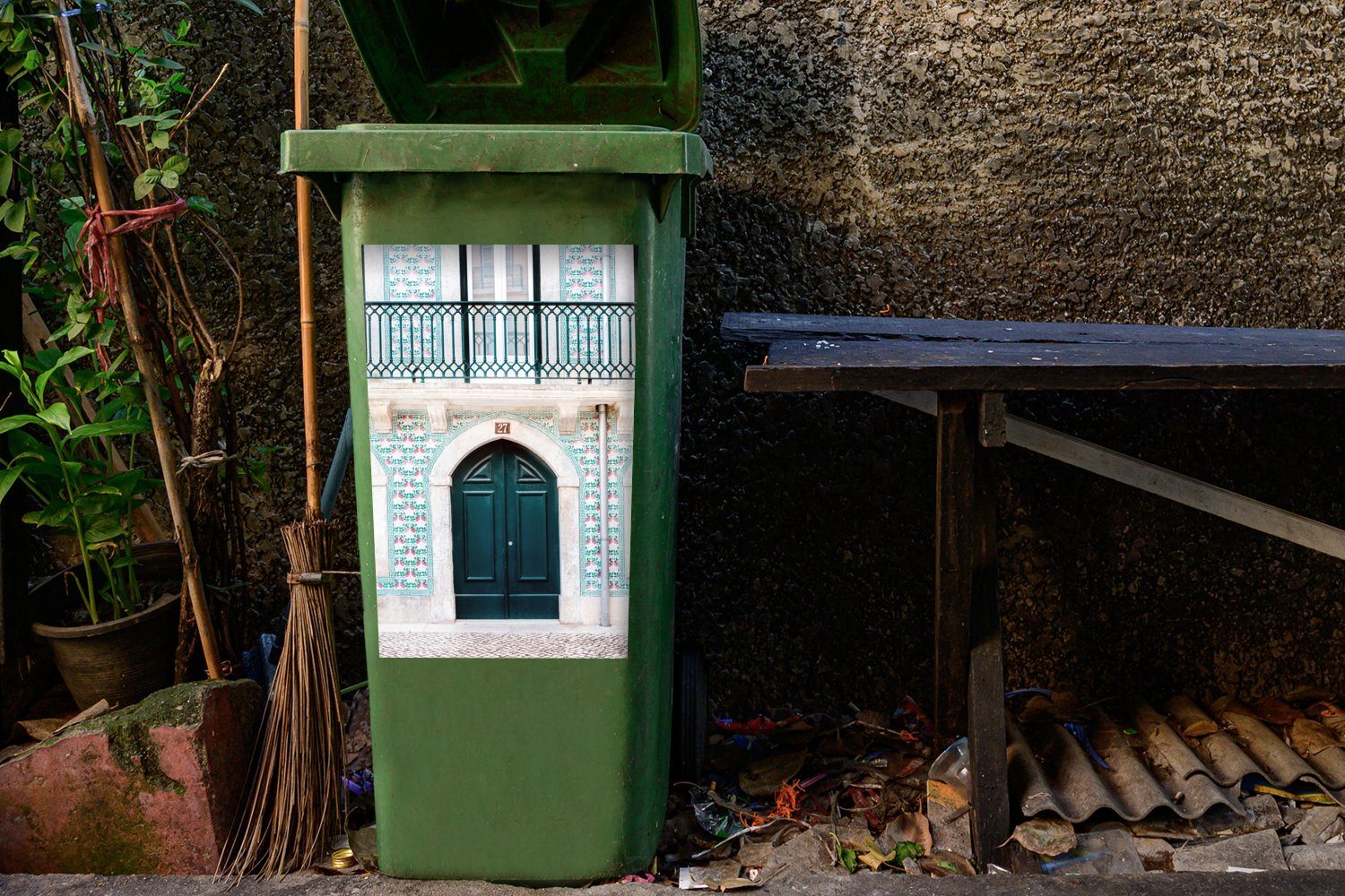 MuchoWow Wandsticker Tür - Grün - Container, St), - Abfalbehälter Holz (1 Mülleimer-aufkleber, Mülltonne, Sticker, Haus