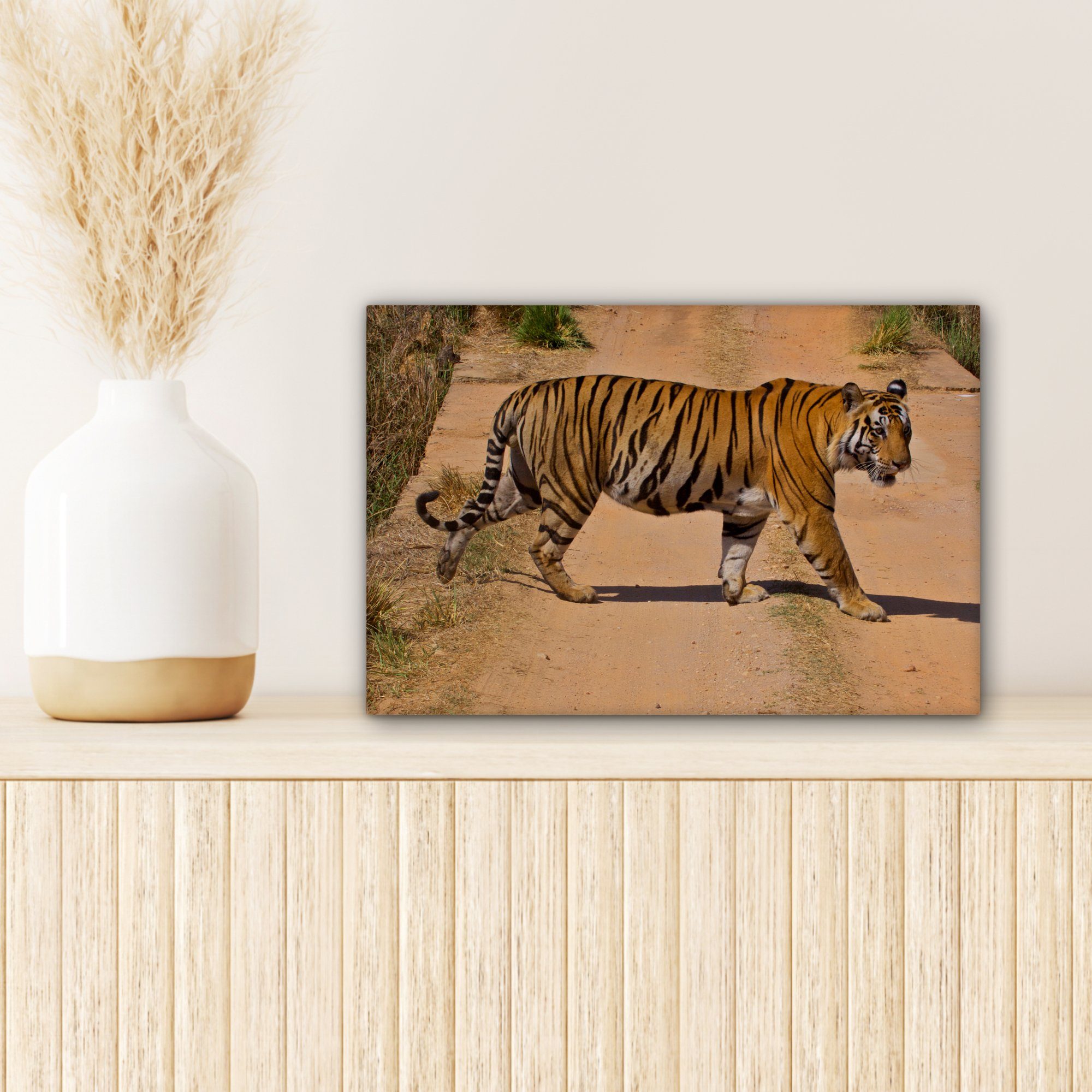 Tiger OneMillionCanvasses® Leinwandbilder, - Laufen, 30x20 bunt Auswärts cm Aufhängefertig, - (1 Wandbild Leinwandbild Wanddeko, St),