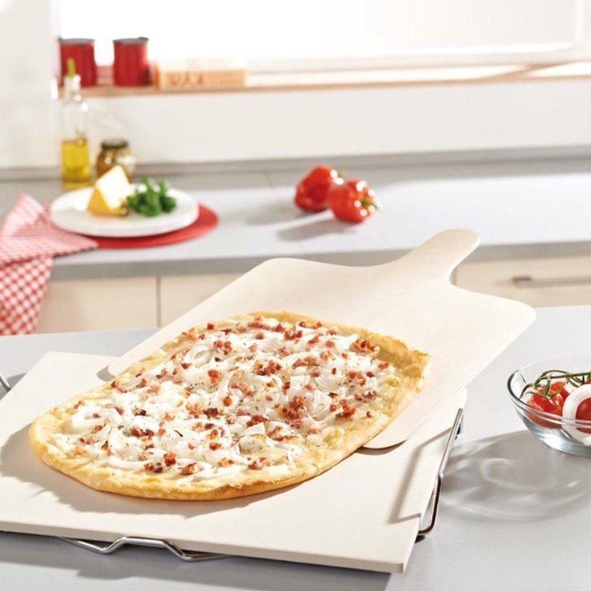 Leifheit Pizzastein Pizzastein mit Holzschieber eckig Keramik 38x33 cm, Keramik, mit Tragegriffen, für Pizza und Flammkuchen