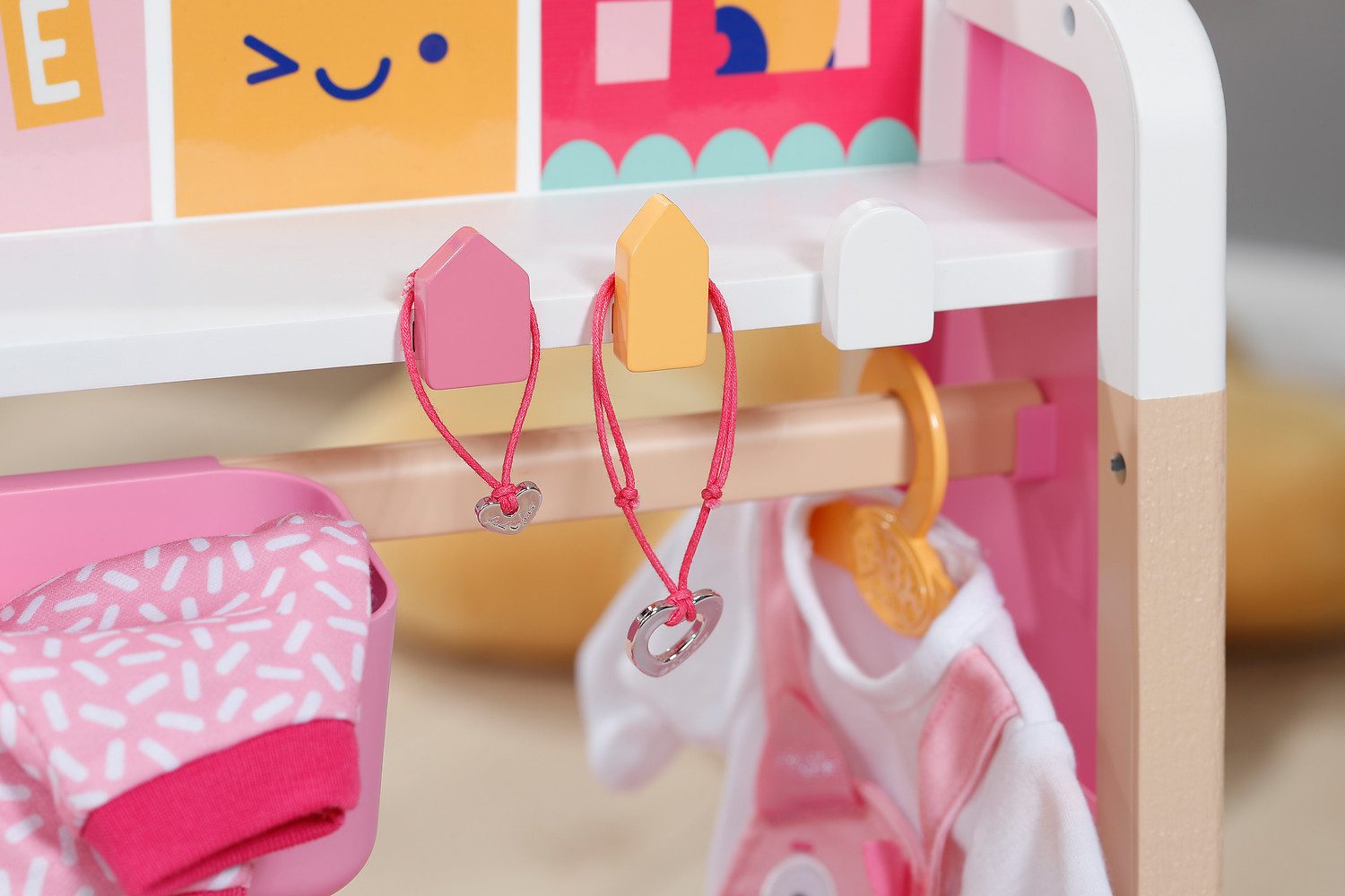 Baby Born Puppenkleiderschrank Kleiderstange, inklusive 3 Kleiderbügel, im Scandi-Design – Bild 5 von 5