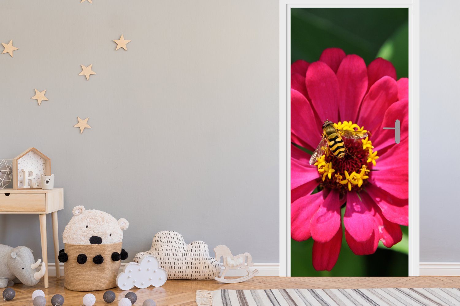 MuchoWow Türtapete Rosa Zinnienblüte Matt, darauf, mit cm für Türaufkleber, bedruckt, 75x205 einer Tür, St), Fototapete Biene (1