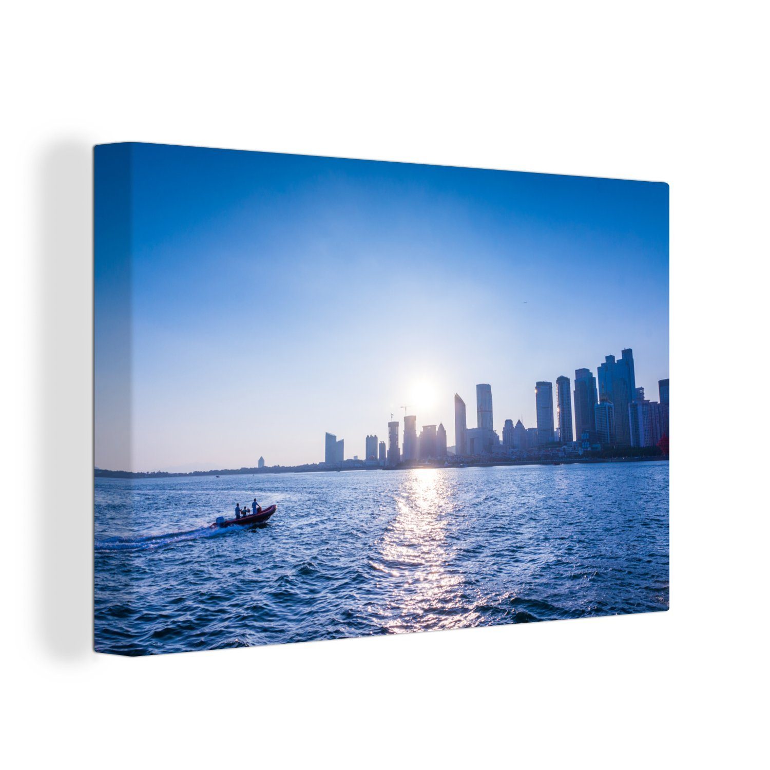 OneMillionCanvasses® Leinwandbild Schnellboot auf See mit Blick auf Qingdao in China, (1 St), Wandbild Leinwandbilder, Aufhängefertig, Wanddeko, 30x20 cm