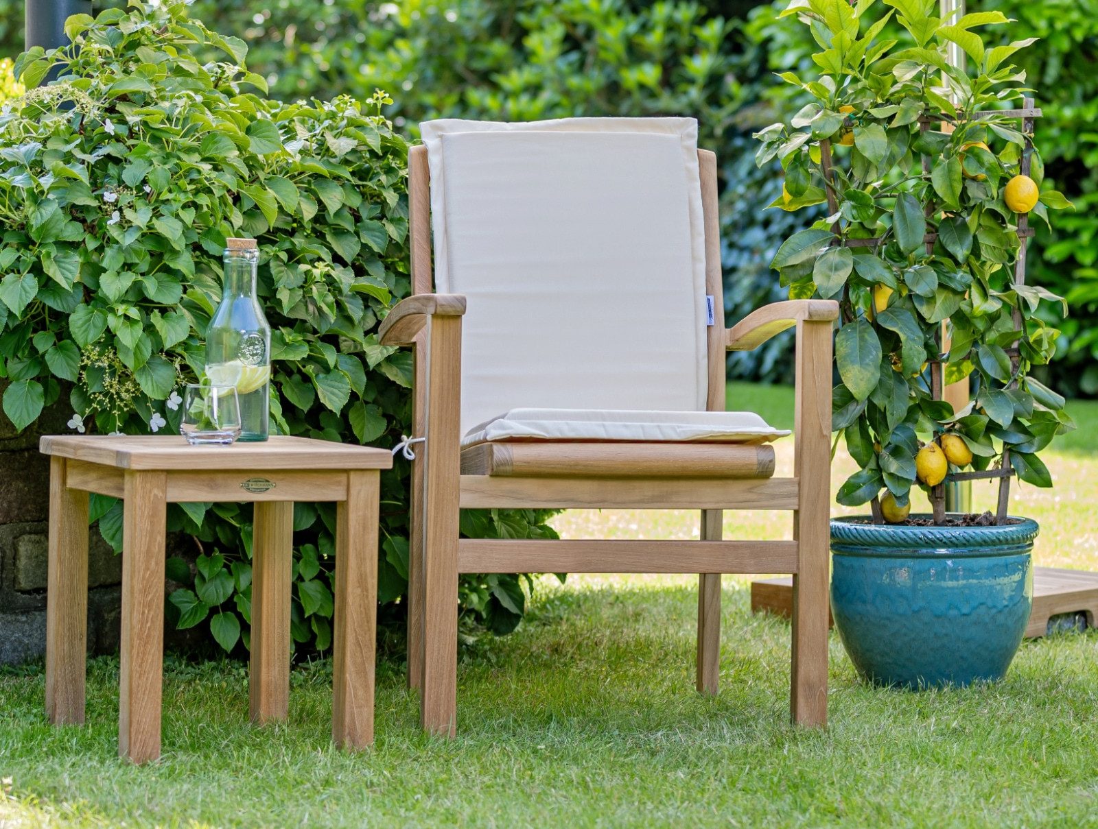 Kai Wiechmann Gartenstuhl Massiver Premium Teak Stapelsessel als wetterfester Holzsessel, ergonomisch geformter Teak Gartenstapelstuhl