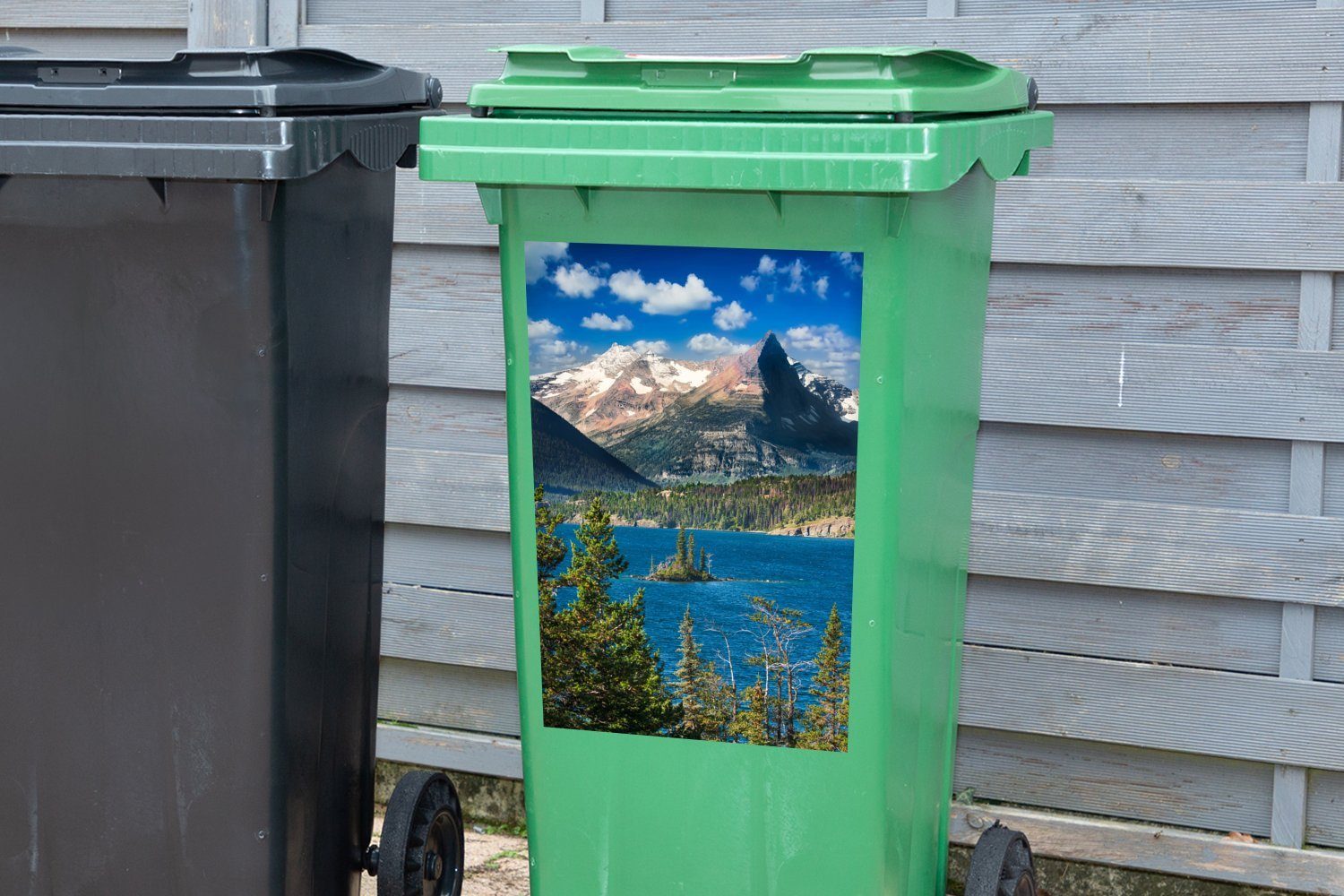 Blick Wasser Park Wandsticker St), im auf Sticker, das Mülltonne, (1 Mülleimer-aufkleber, Container, blaue MuchoWow Glacier National Abfalbehälter nordamerikanischen