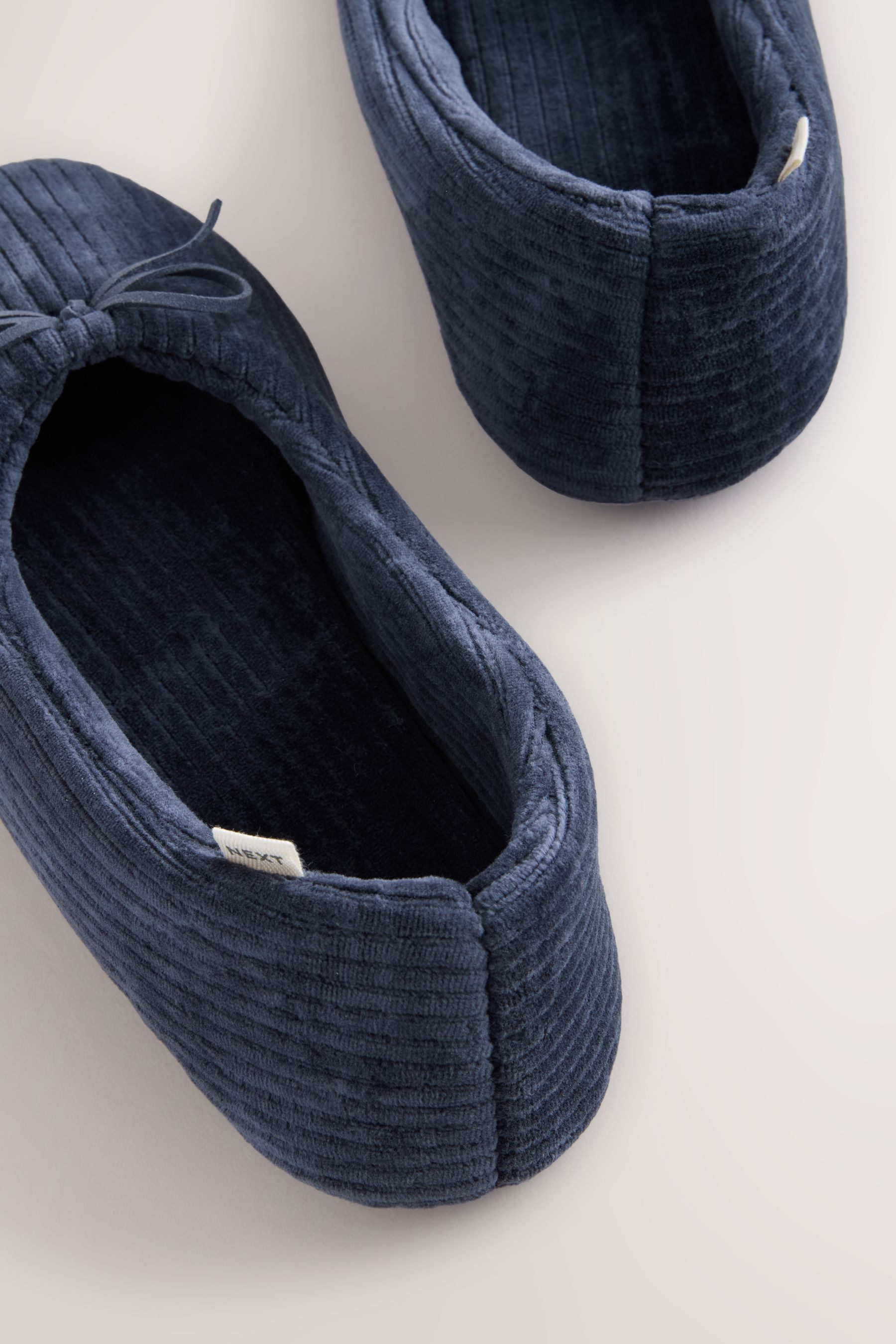 Next Ballerinahausschuhe aus Velours Hausschuh (1-tlg)