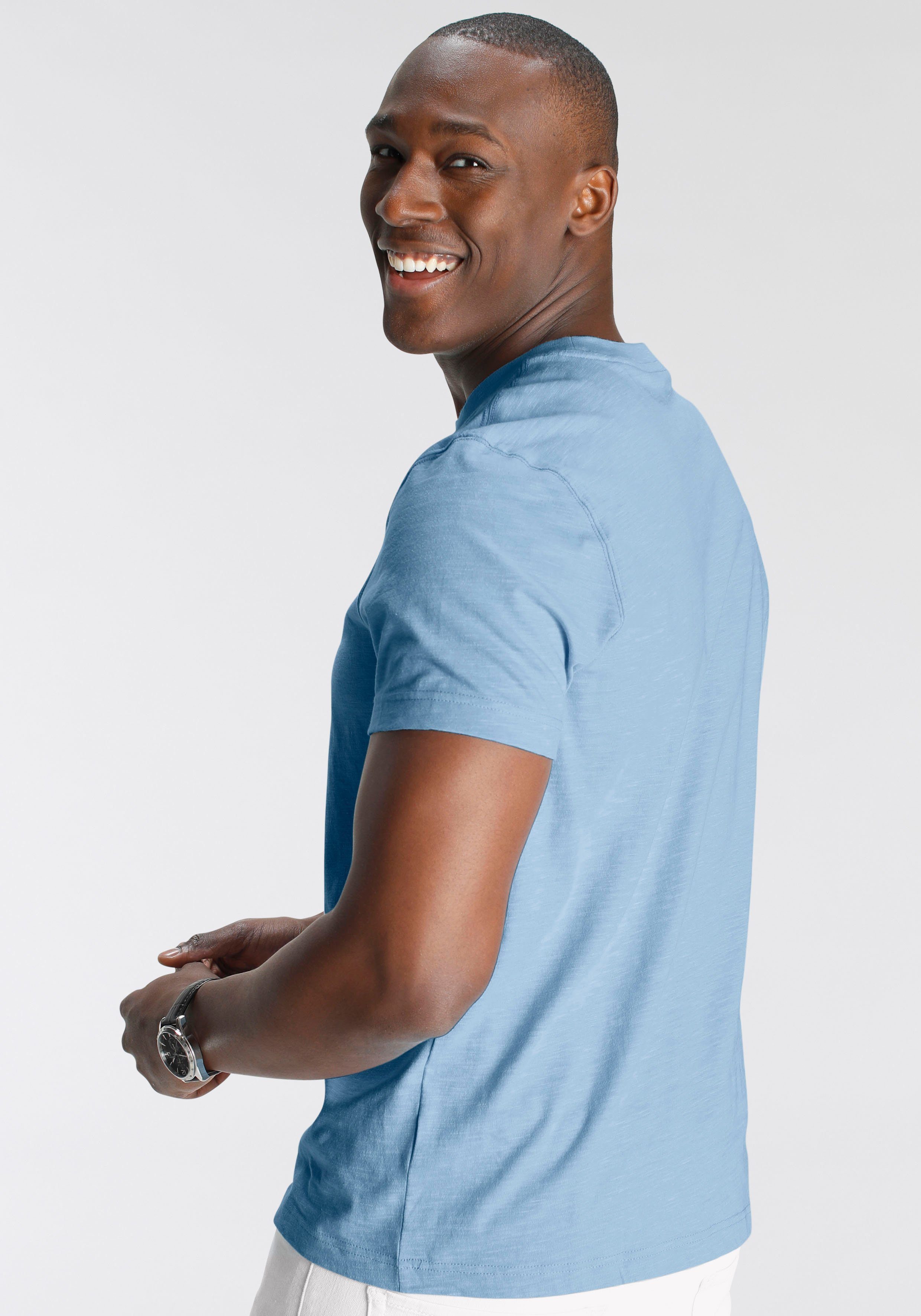 DELMAO T-Shirt Kurzarm, lässige Passform, mit peppigem Print, Rundhals, casual – Bild 4 von 5