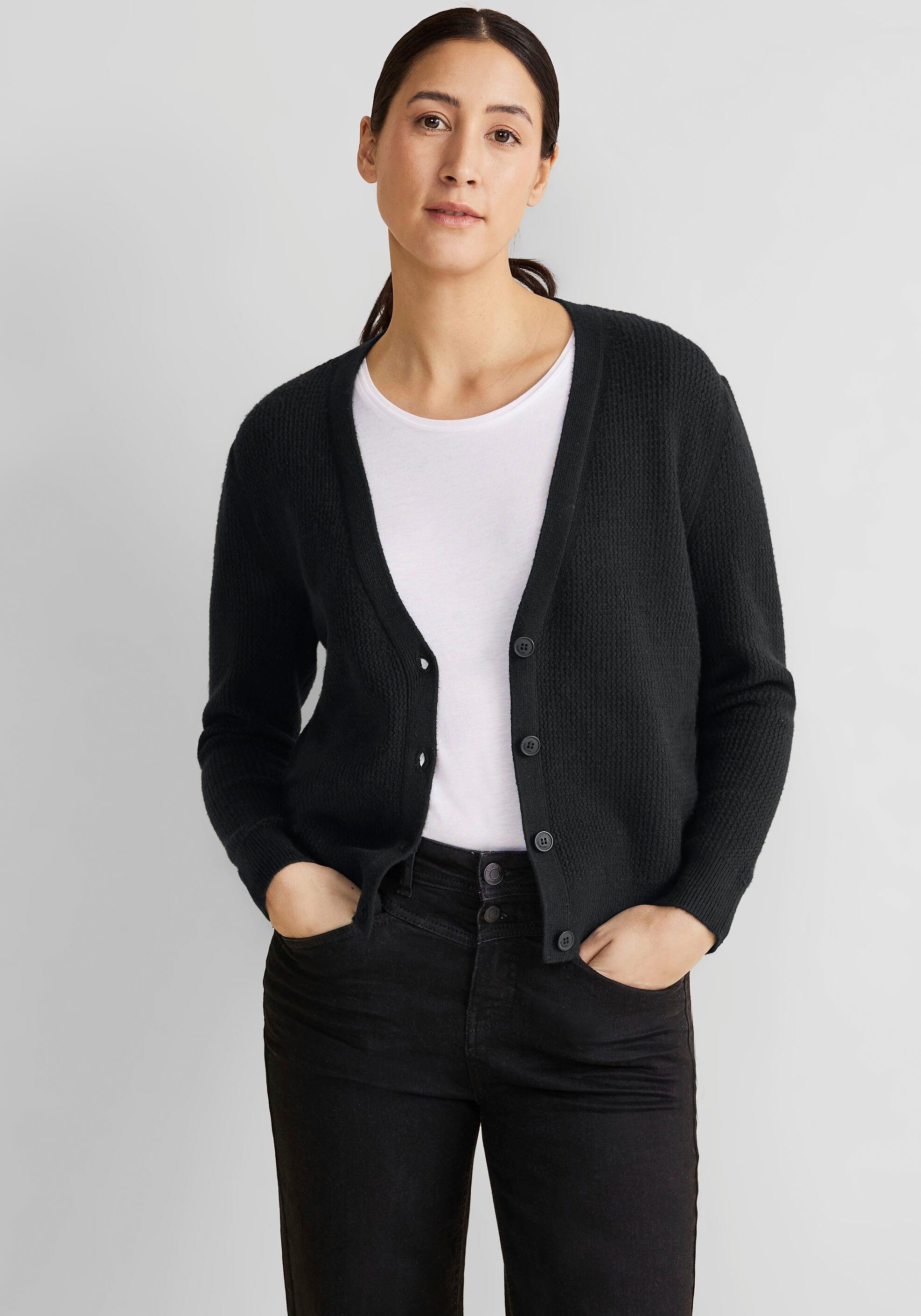 STREET ONE Strickjacke Vier-Knopf-Verschluss mit Fit Regular V-Ausschnitt Struktur, und mit