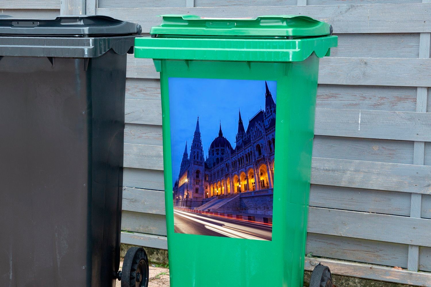 dem Mülleimer-aufkleber, Ampelanlage MuchoWow Budapest Wandsticker vor ungarischen (1 Abfalbehälter in Parlamentsgebäude Mülltonne, St), Container, Sticker,