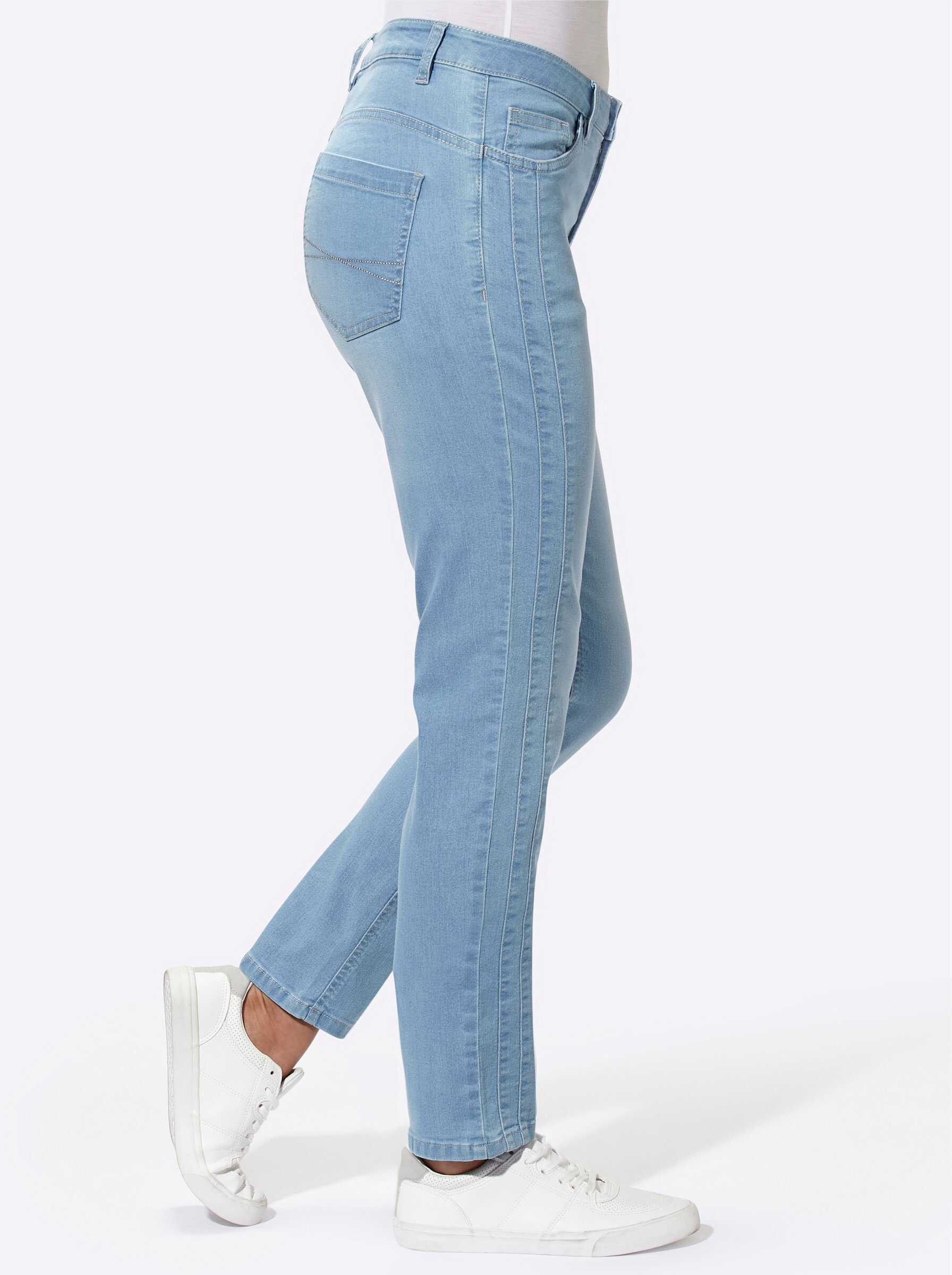 an! Bequeme blue-bleached Sieh Jeans