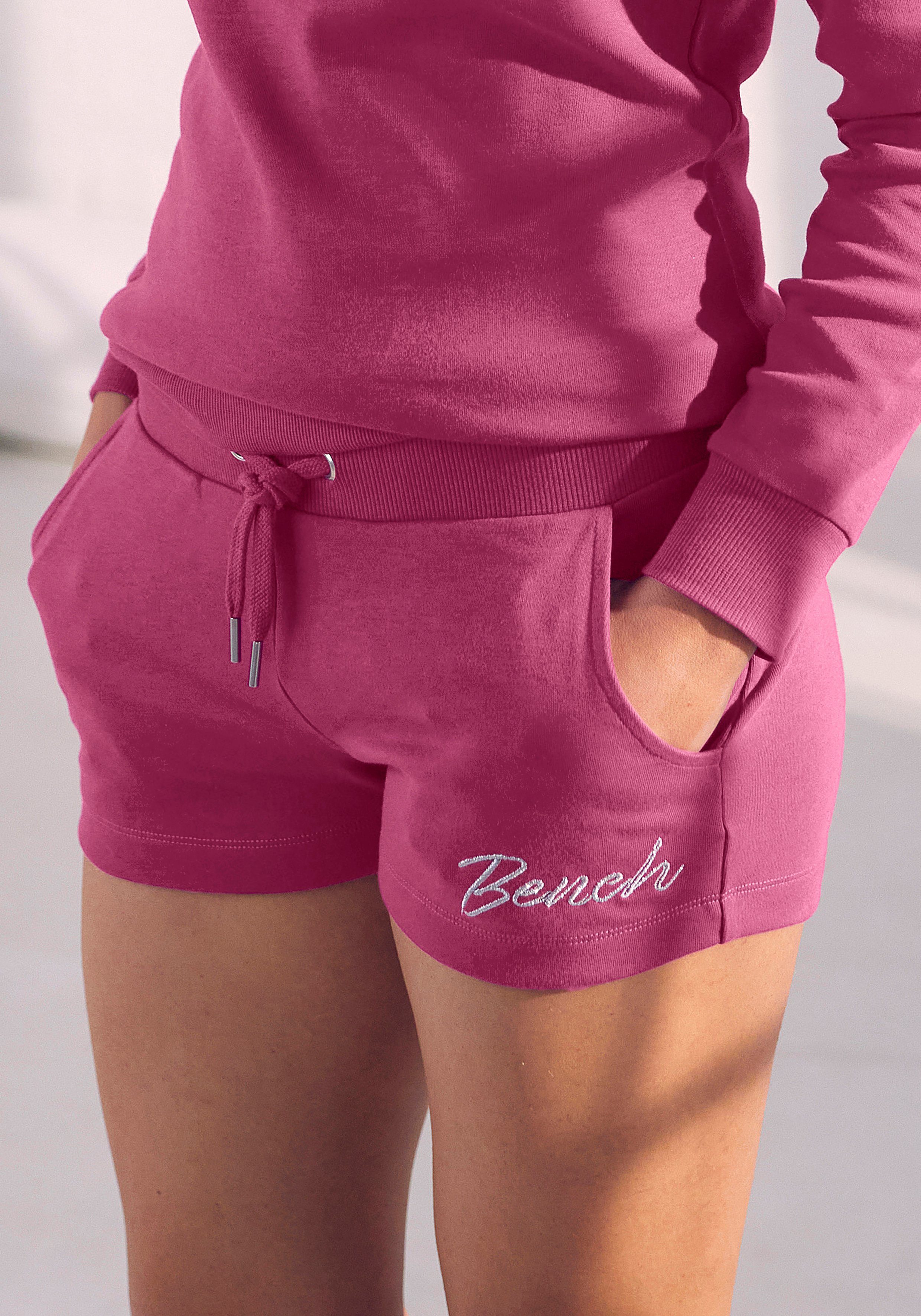 Bench. Loungewear Sweatshorts mit glänzender Logostickerei, Loungewear, Loungeanzug