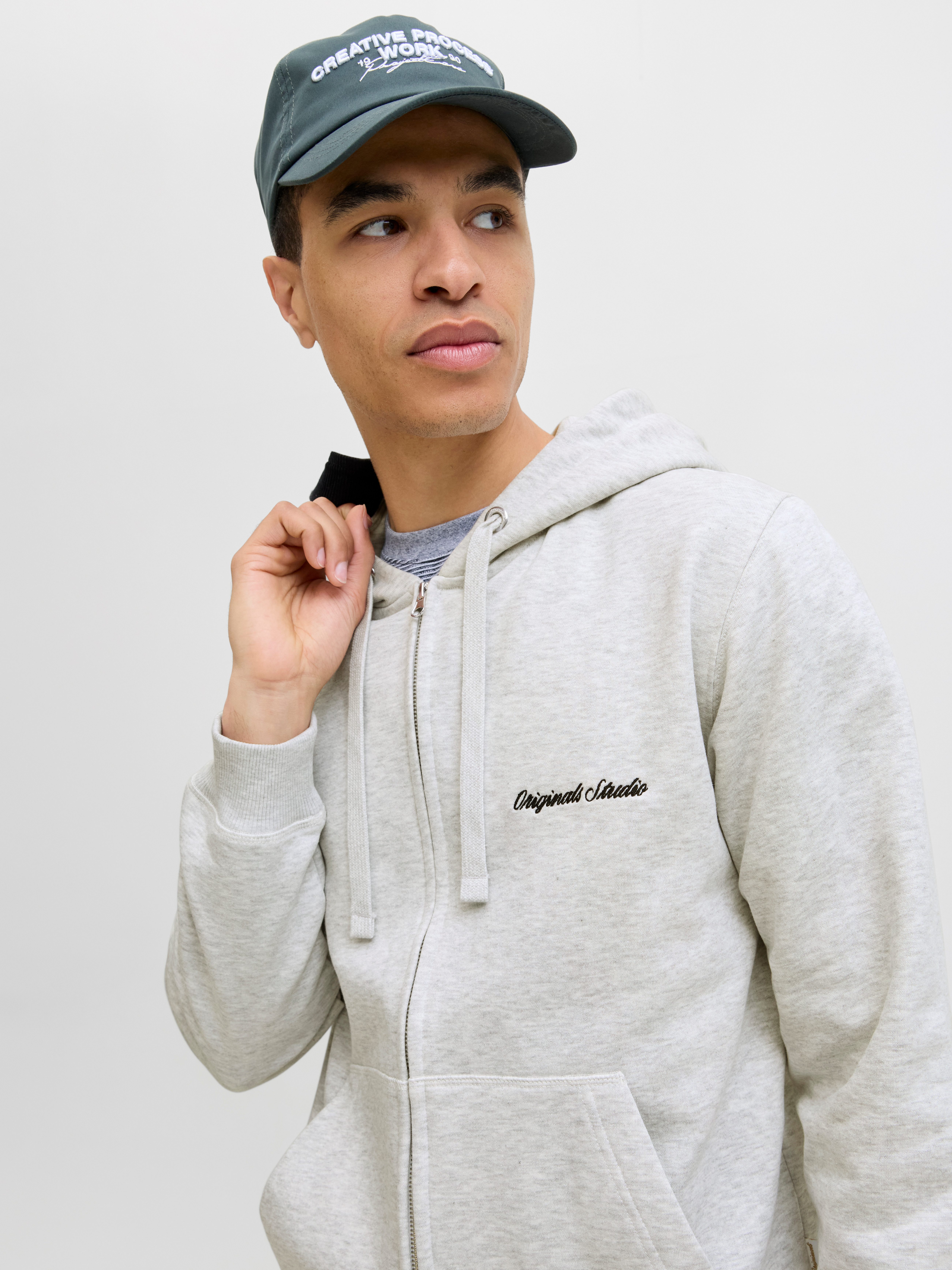 Jack & Jones Kapuzensweatshirt JORNORREBRO EMB SWEAT ZIP HOOD NOOS mit Stickerei