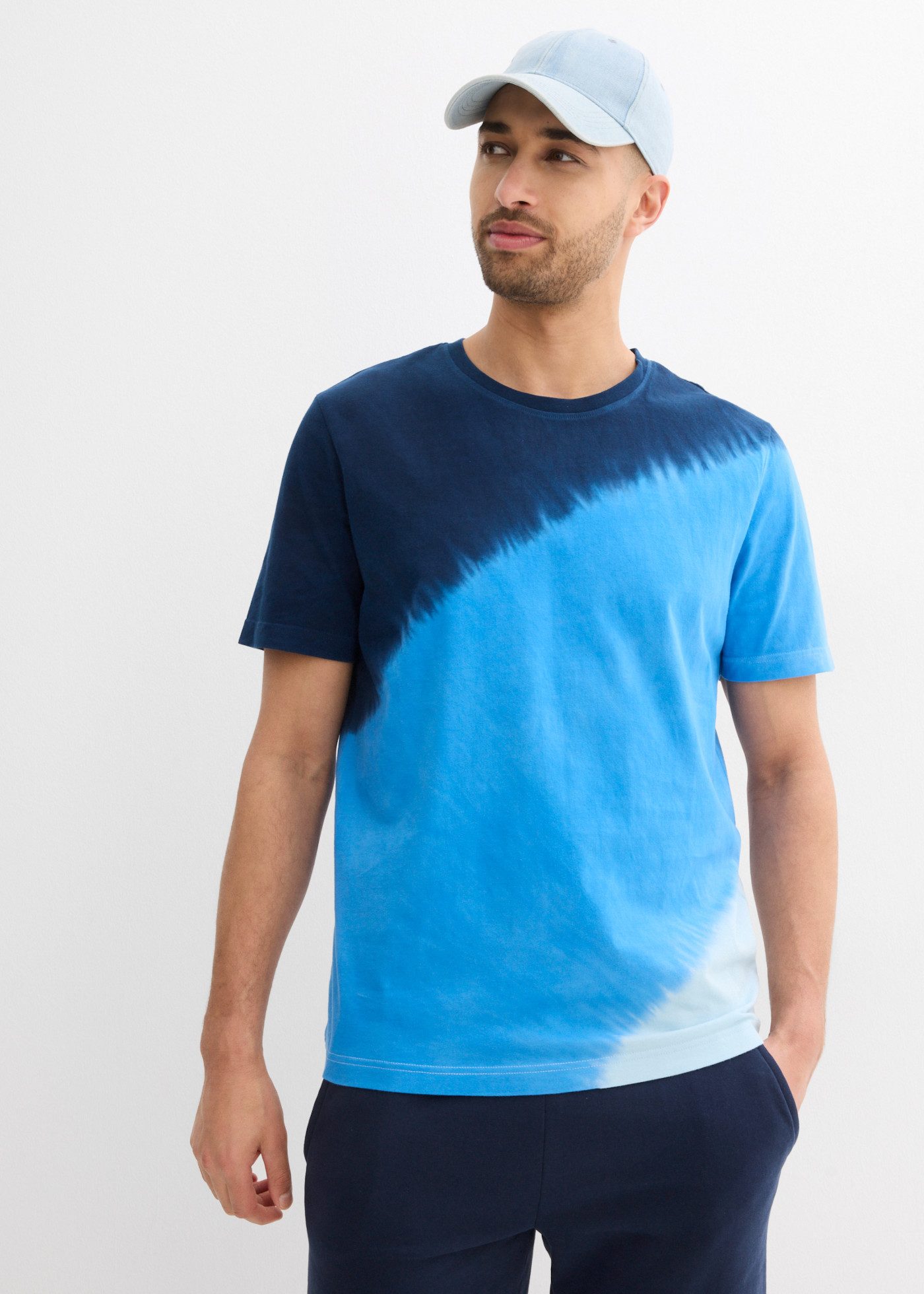 bonprix T-Shirt regular fit Passform, aus Baumwolle, mit Farbverlauf, Kurzarm-Design