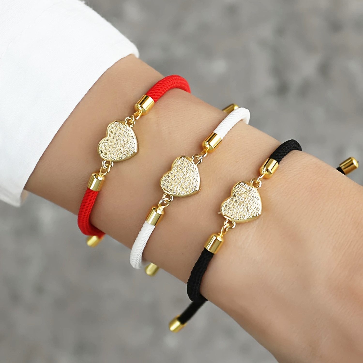 KARMA Armband Damen Textil Herz Zirkon Lebensbaum verstellbar 15–22 cm (Geschenk für Frauen modisch & bequem, eleganter Armschmuck goldfarbene Details), Rot Schwarz oder Weiß