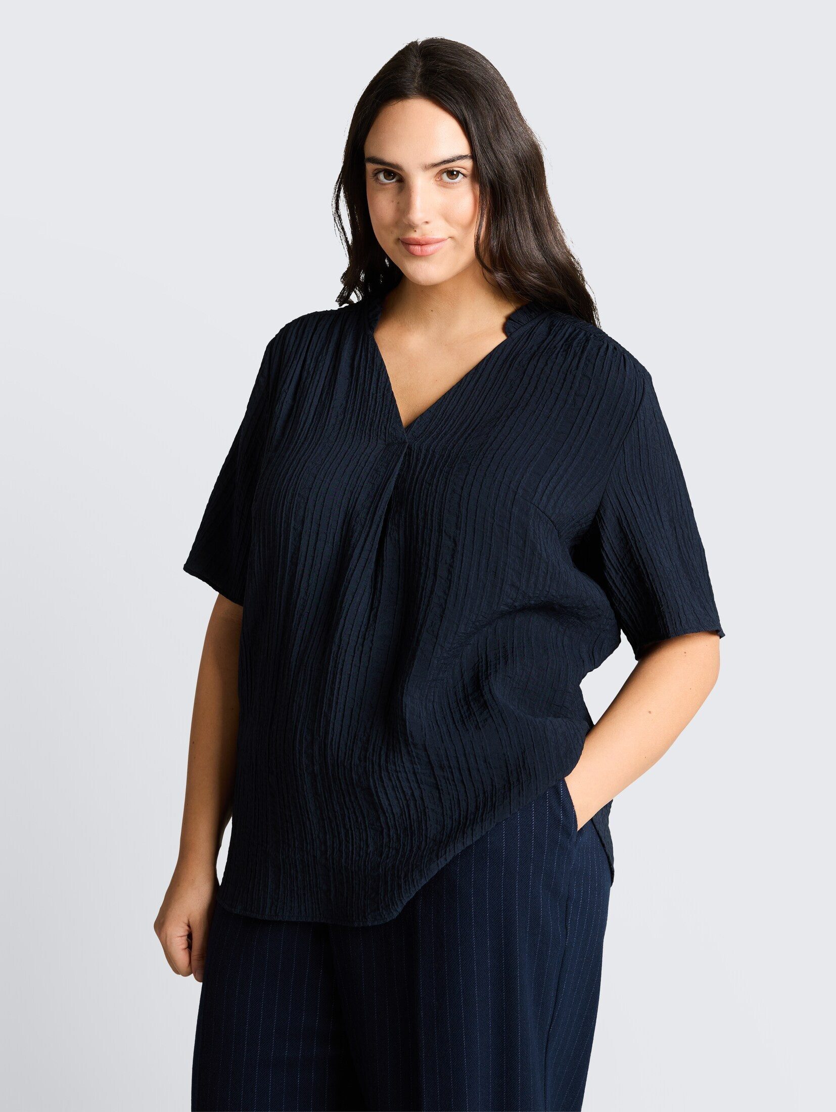 TOM TAILOR PLUS Kurzarmbluse Blusen & Shirts Plus Size - Crinkle Bluse mit V-Ausschnitt