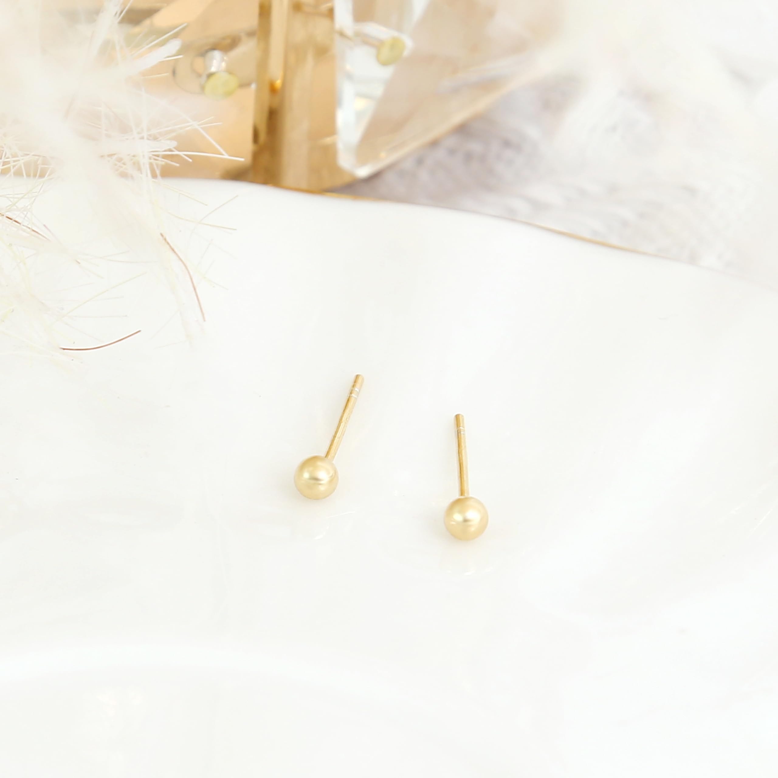 Made by Nami Paar Ohrstecker Edelstahl in Gold für Damen mit kleiner Kugel, Wasserfester Schmuck Geschenk Freundin