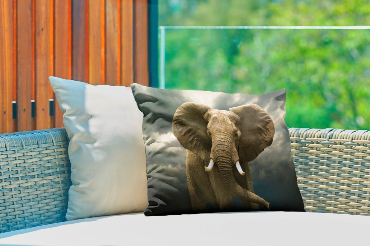 MuchoWow Dekokissen Afrikanischer Elefant Kissenhülle gegen die Outdoor-Dekorationskissen, dunklen Dekokissenbezug, Polyester, Wolken