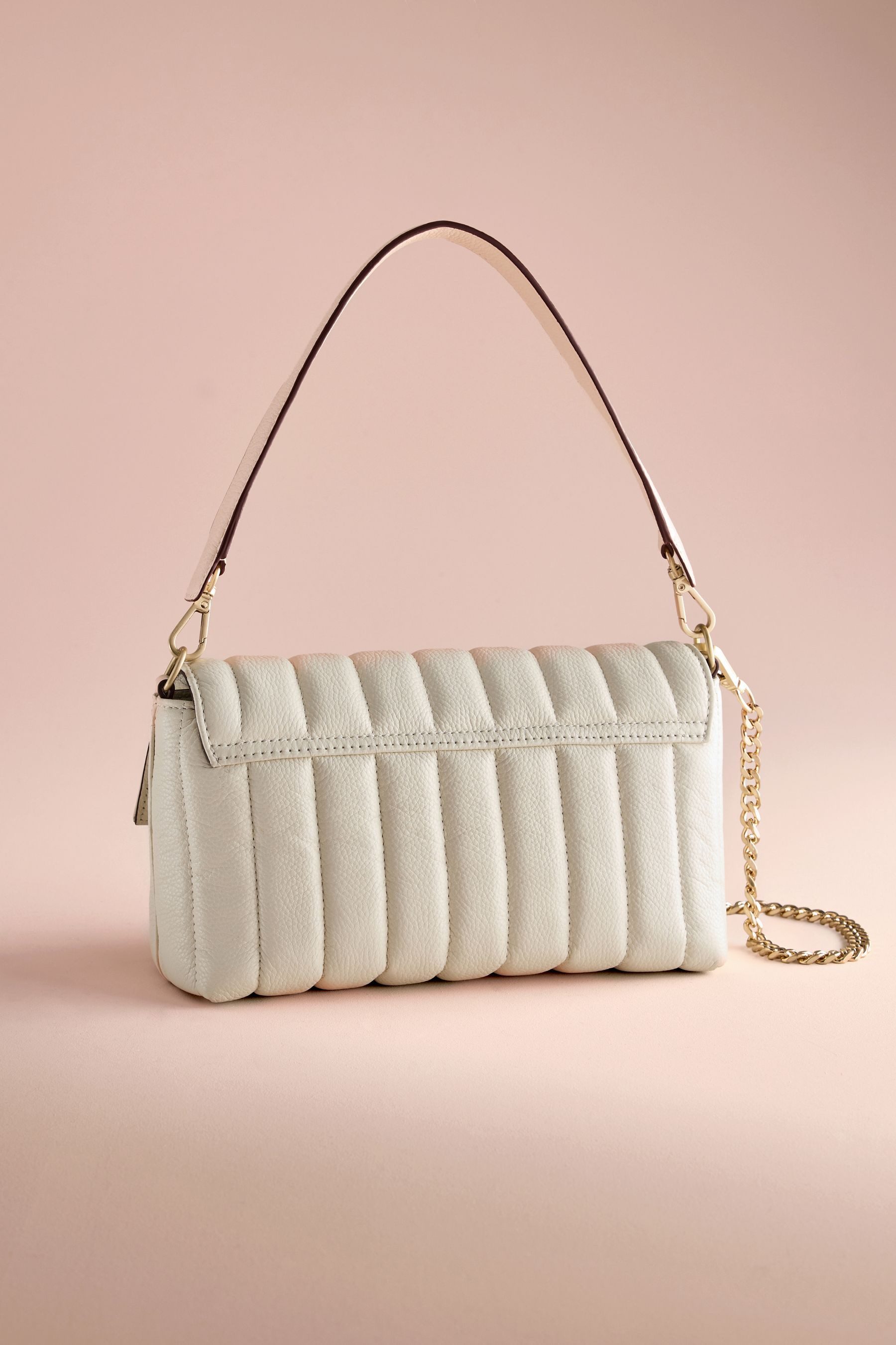 B by Ted Baker Umhängetasche B by Ted Baker Gesteppte Umhängetasche aus Leder (1-tlg)