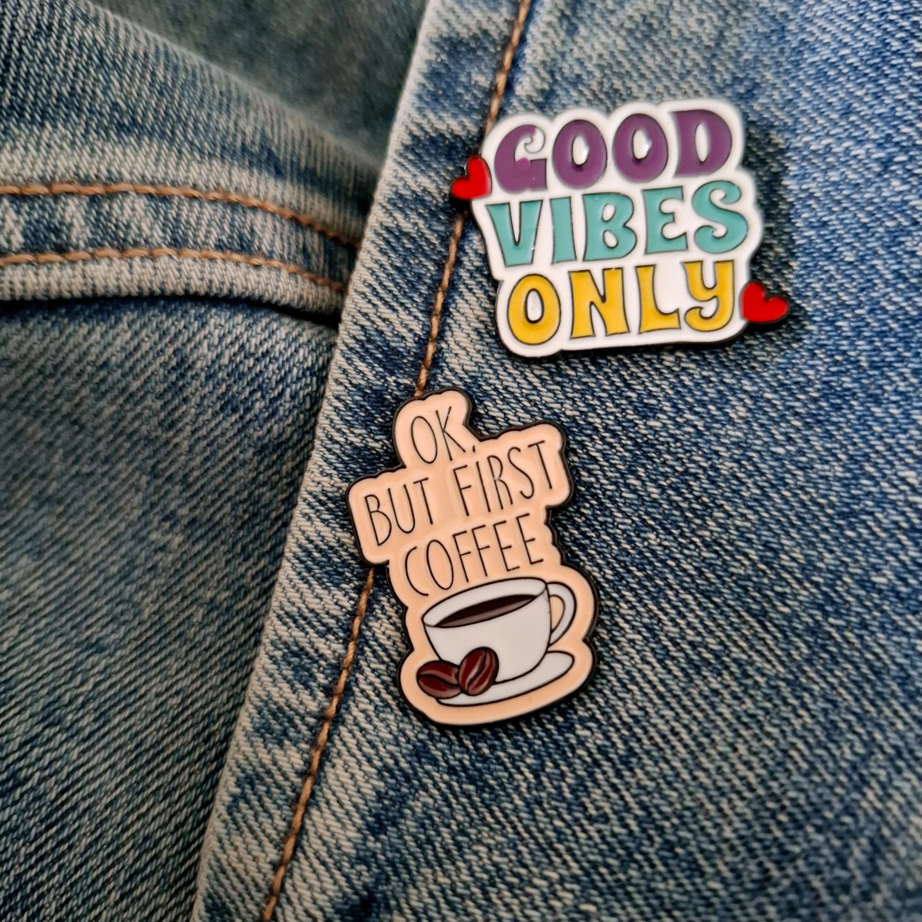 Broschen Set lustige Anstecker Pins mit Spruch "good vibes only"