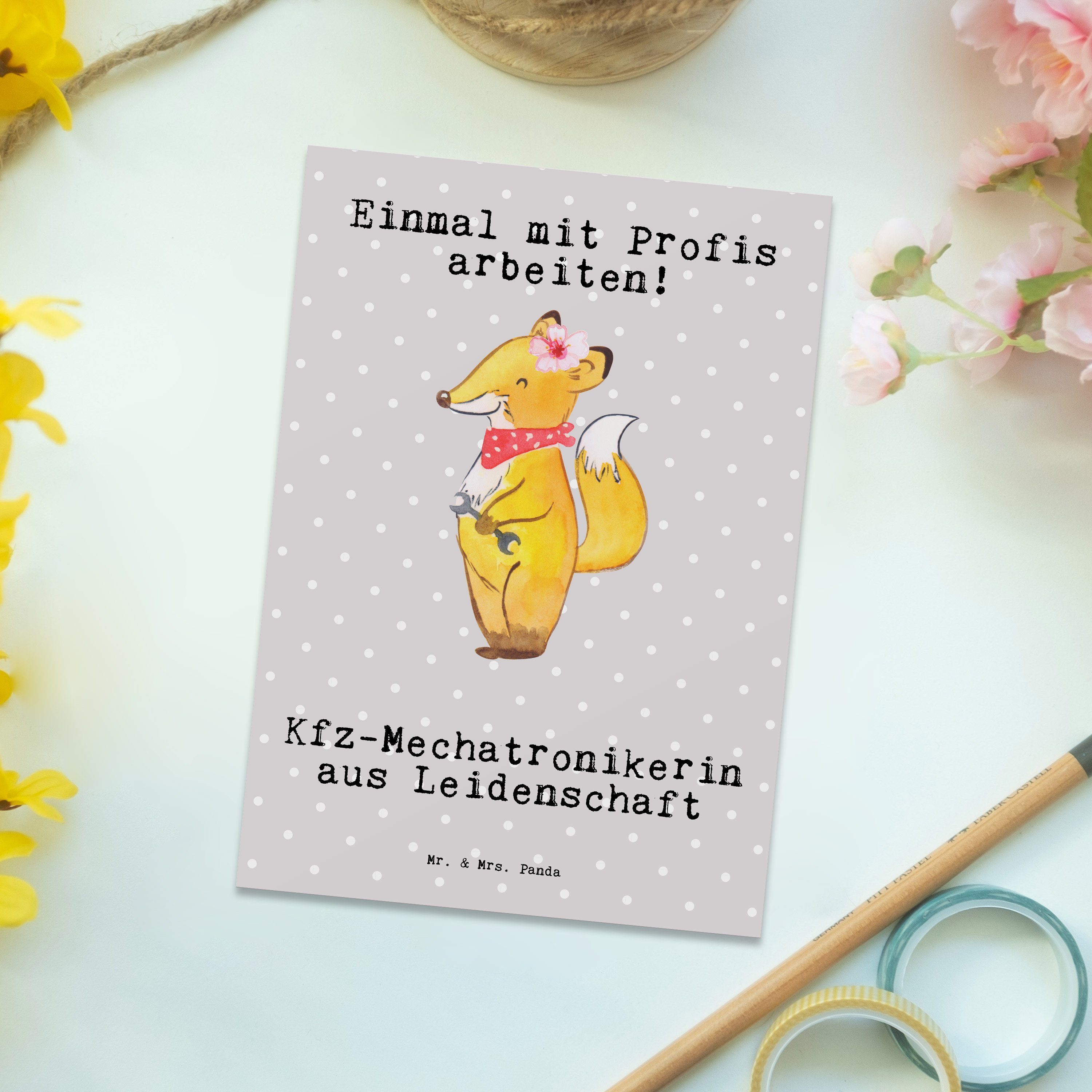 Mr. & Mrs. Panda Postkarte Kfz-Mechatronikerin aus Leidenschaft - Grau Pastell - Geschenk, Gebur