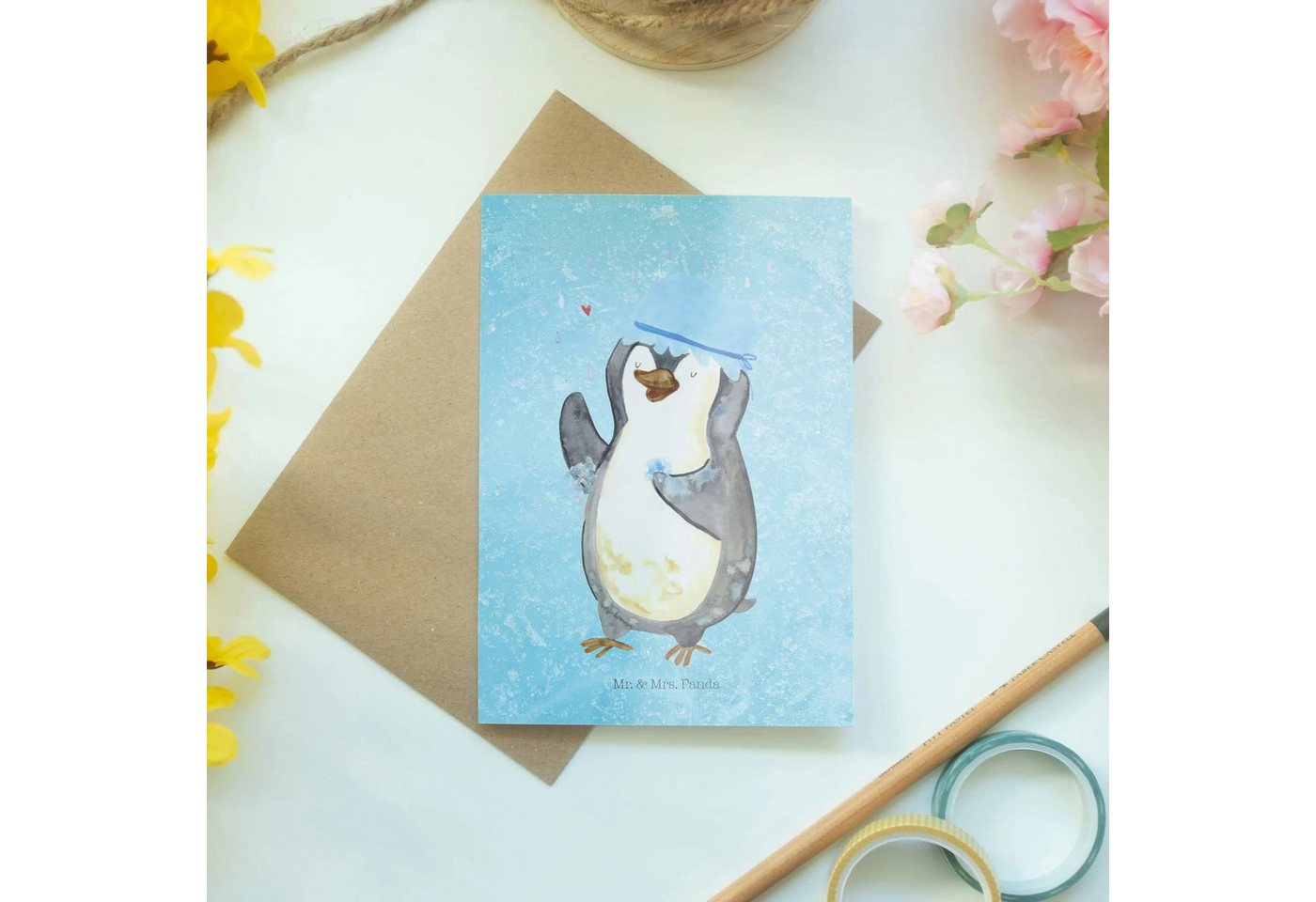 Thumbnail - Mr. & Mrs. Panda Grußkarte Pinguin Duschen - Eisblau - Geschenk, baden, Ansichtskarten, Klappkar, Edler Umschlag