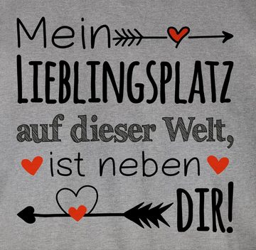 Shirtracer T-Shirt Lieblingsplatz - Geschenk Beziehung Partner Partnerin Liebeserklärung Valentinstag Partner Liebe