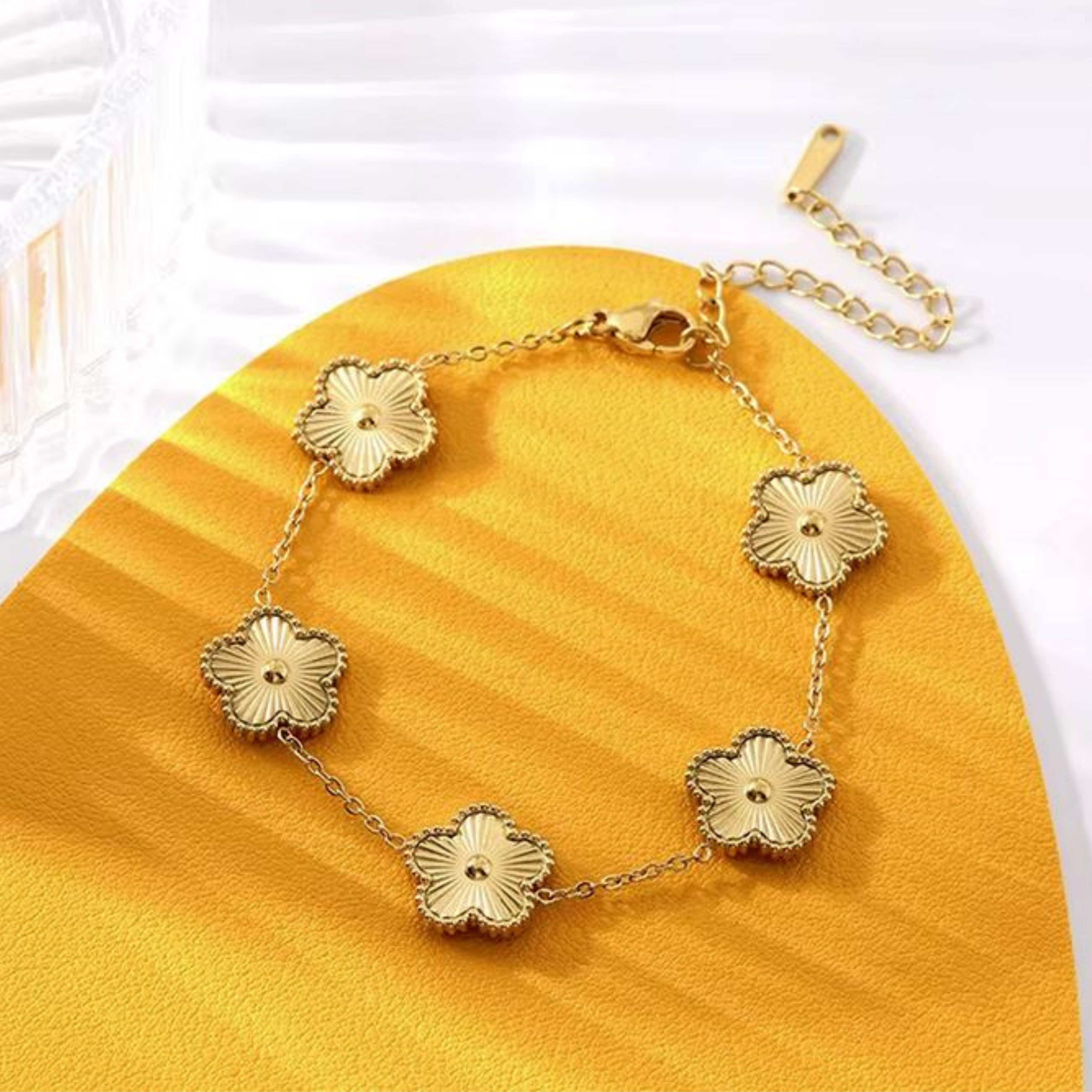 Felino Armband Blume Kleeblatt Glück Liebe Armkette Gold Schwarz Damen Frauen (Schmuckbeutel), Glücksbringer, Deutsche Marke