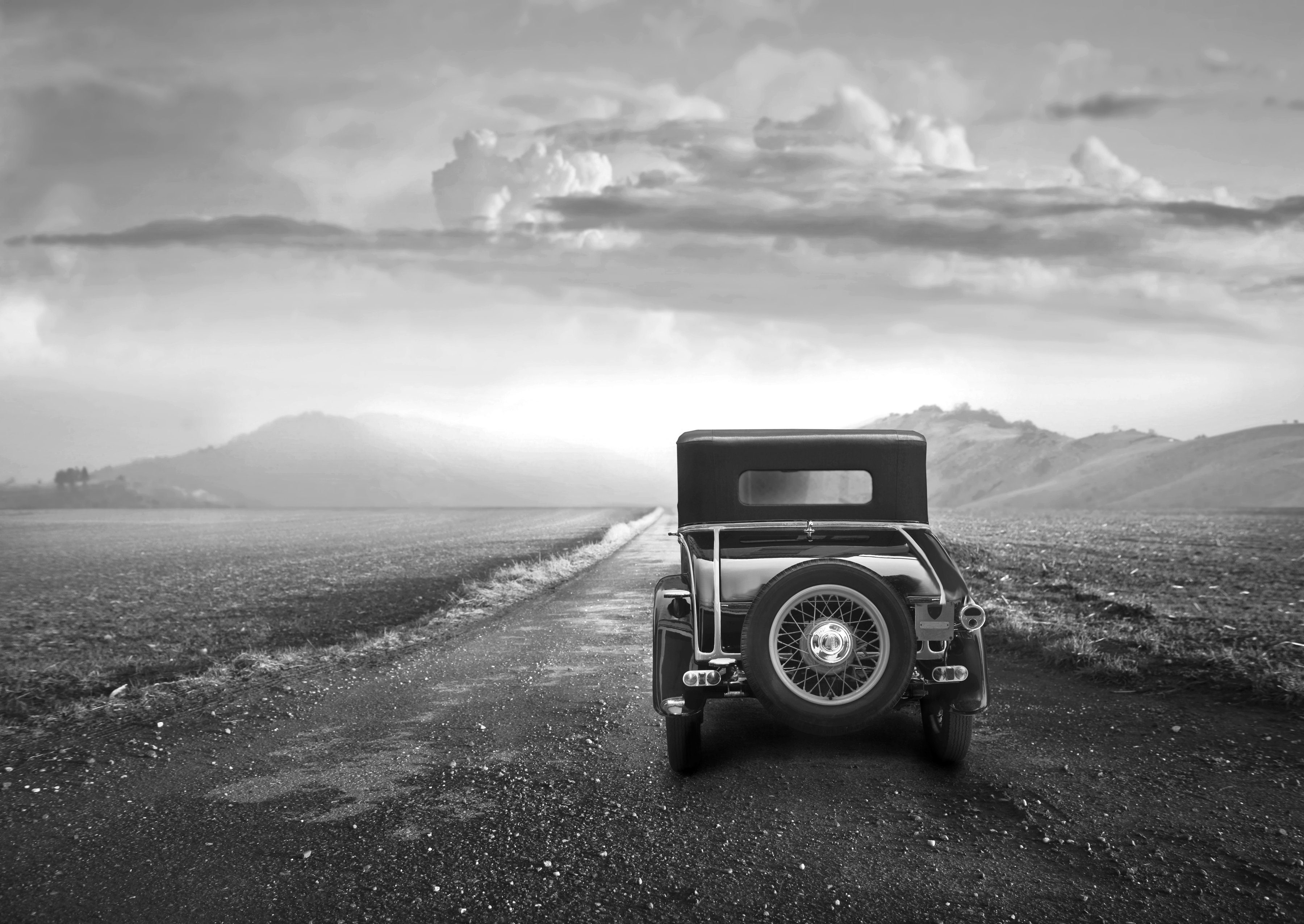 Papermoon Fototapete Landschaft mit Auto Schwarz Weiß