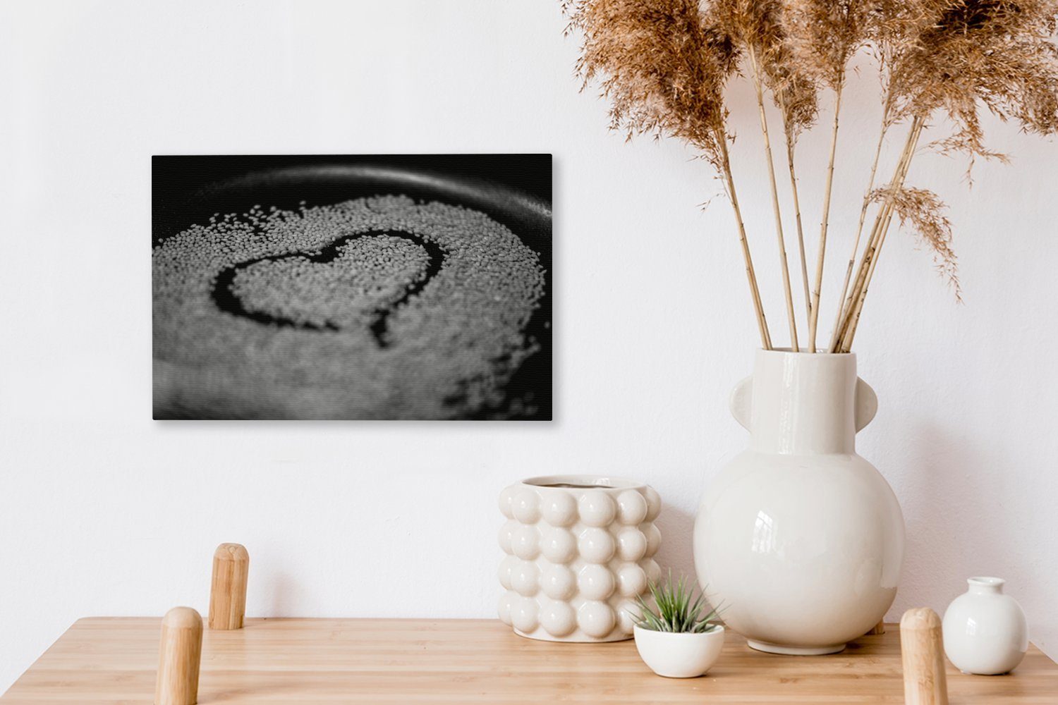 Herzform einer in Leinwandbild in (1 Wanddeko, Sesamsamen einem schwarz - Aufhängefertig, und St), weiß, Pfanne cm Wandbild Leinwandbilder, OneMillionCanvasses® 30x20 Haufen