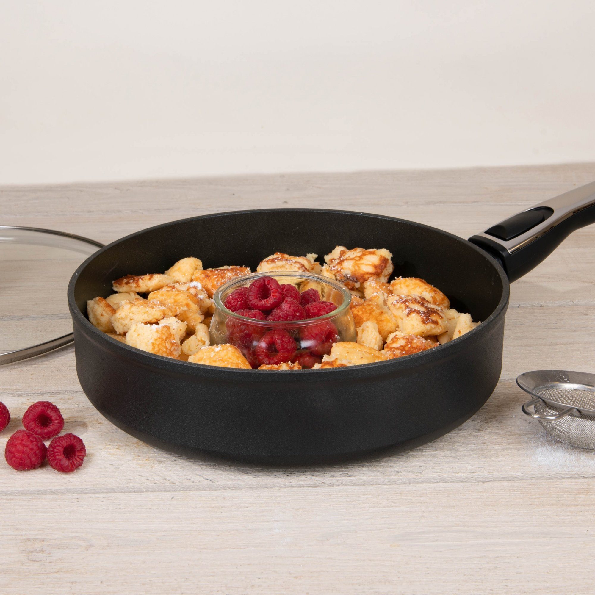 Genius Bratpfanne Cerafit Plasma Schmorpfann 26 cm mit Glasdeckel, Aluminium, Edelstahl, Bakelit (1 Pfanne 3,2 L), Antihaft-Beschichtung mit abnehmbarem Griff