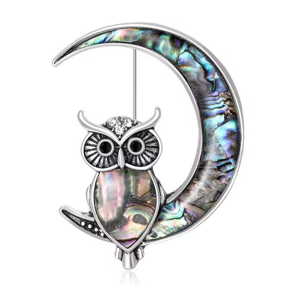 Dark-Desires Brosche Süße Eulen Brosche auf Halbmond schimmerd, Süße Eulen Brosche auf Halbmond schimmerd