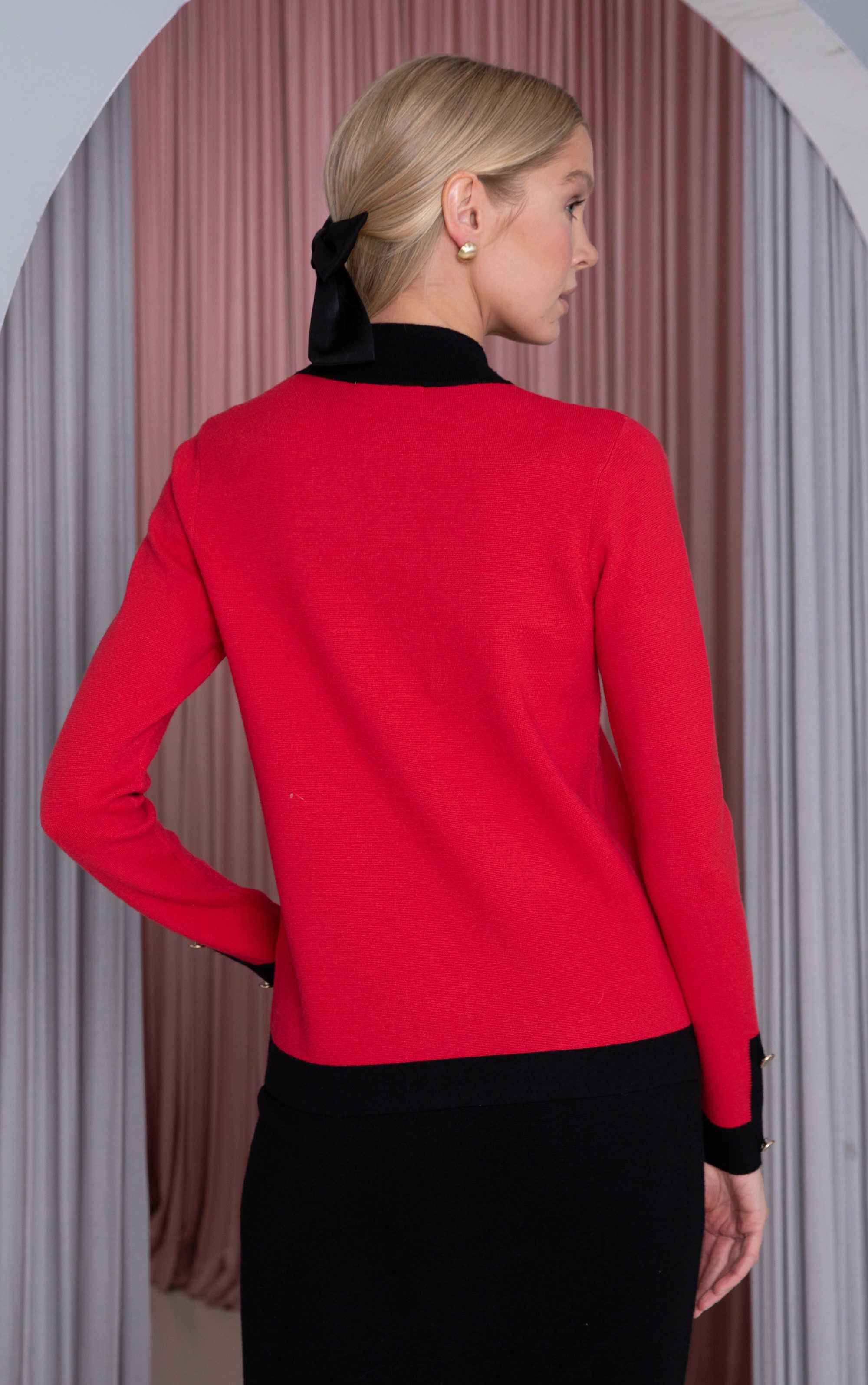 Passioni Strickjacke mit Stehkragen in Rot und Schwarz und goldenen Knöpfen